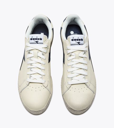 GAME L LOW WAXED, BLANC/UNIFORME BLEU Chaussures de sport - Unisexe GAME L LOW WAXED BLANC/UNIFORME BLEU - Diadora
