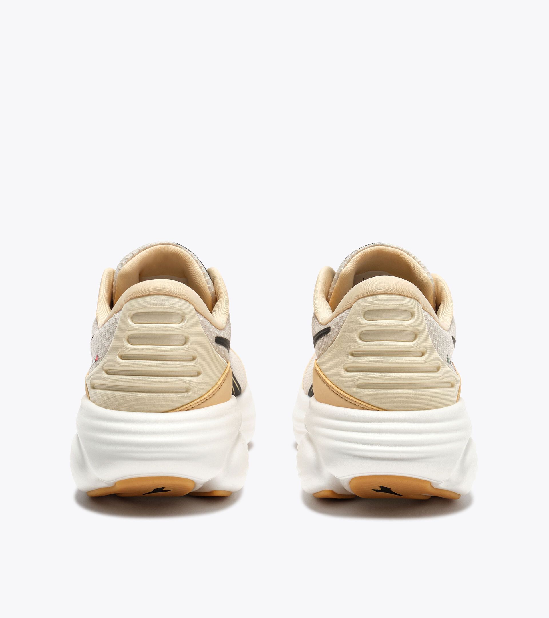 Zapatilla de running Made in Italy - Ligereza y amortiguaci&oacute;n - Para todos los g&eacute;neros ATOMO STAR BUTTERCREAM /BLACK - Diadora