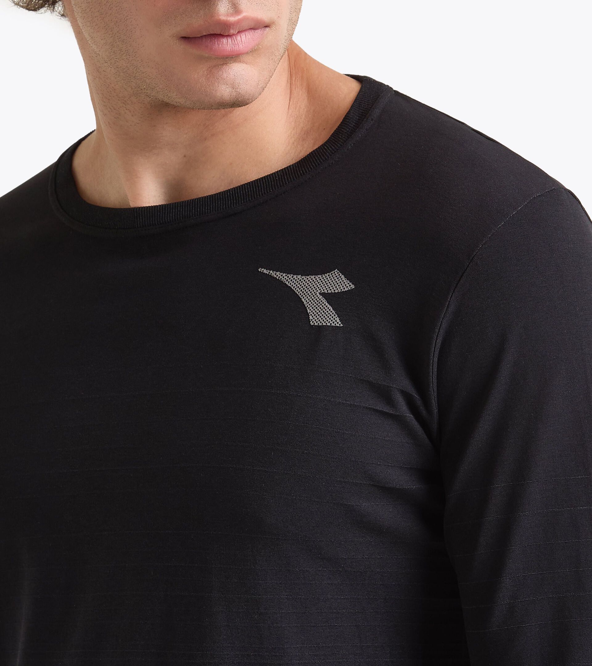 Long-sleeved, technical t-shirt for temperature control -  Running - Men’s
 LS T-SHIRT STRATOUNO BLACK - Diadora