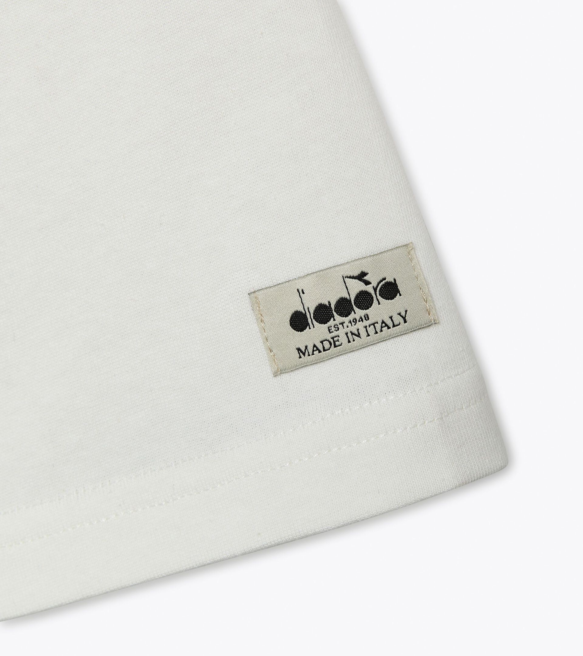 T-Shirt aus 50 % recycelter Baumwolle - made in Italy - genderneutral
 T-SHIRT SS LEGACY WISPERN WEISS - Diadora