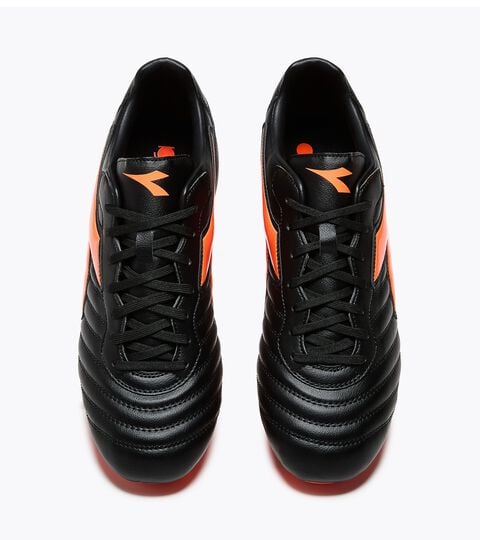 Bota de f&uacute;tbol para superficies compactas - Hombre BRASIL CLUB FG NERO/ROSSO FLUO - Diadora