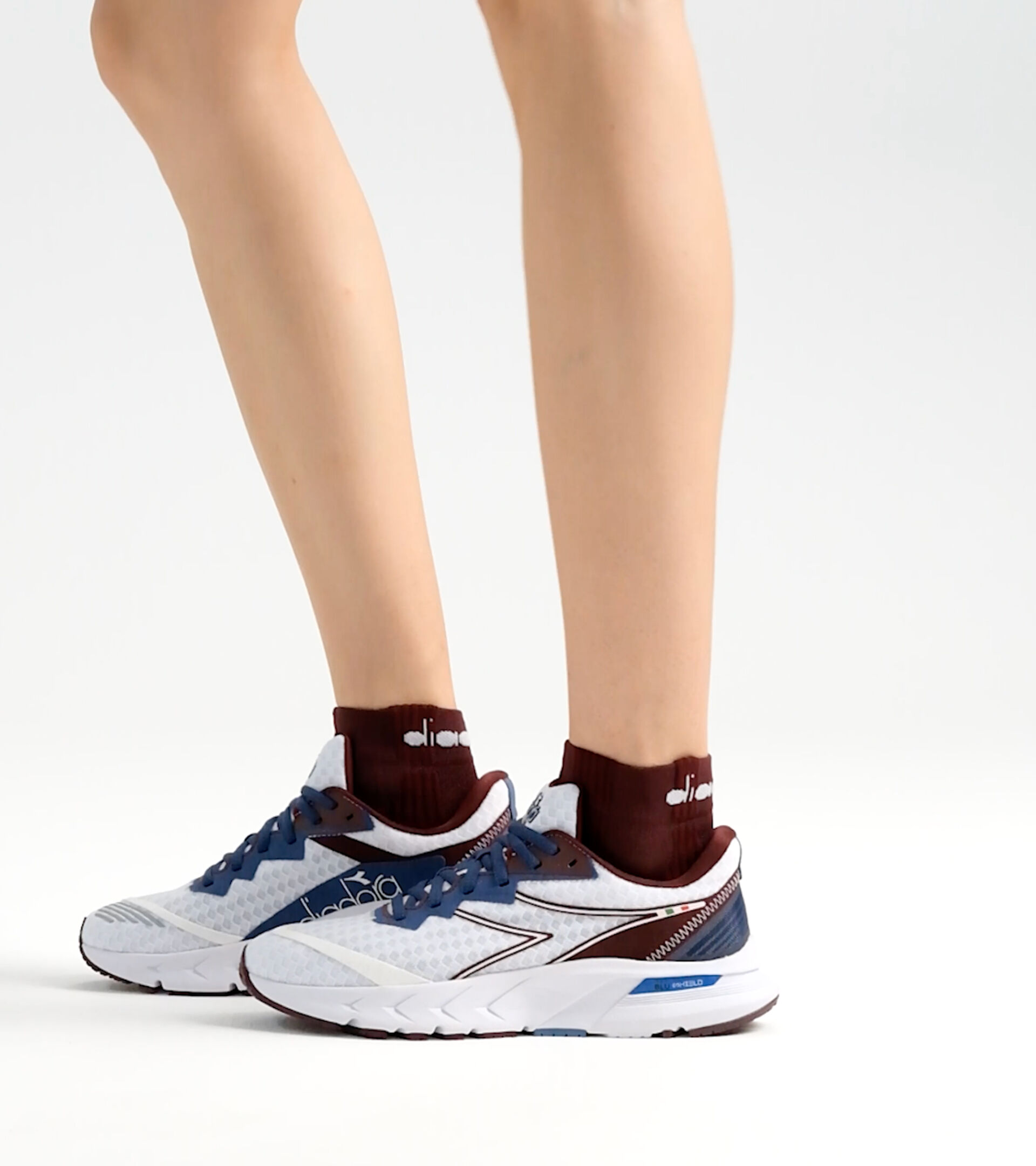 Running shoes - Women MYTHOS BLUSHIELD VOLO 2 W WHITE/TRUE NAVY - Diadora