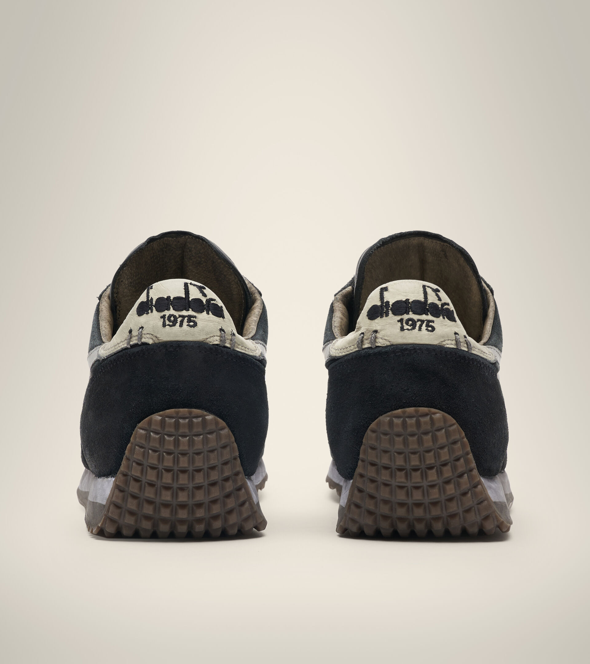 Heritage shoe - Unisex EQUIPE H DIRTY STONE WASH EVO BLACK/GREY ALASKA - Diadora
