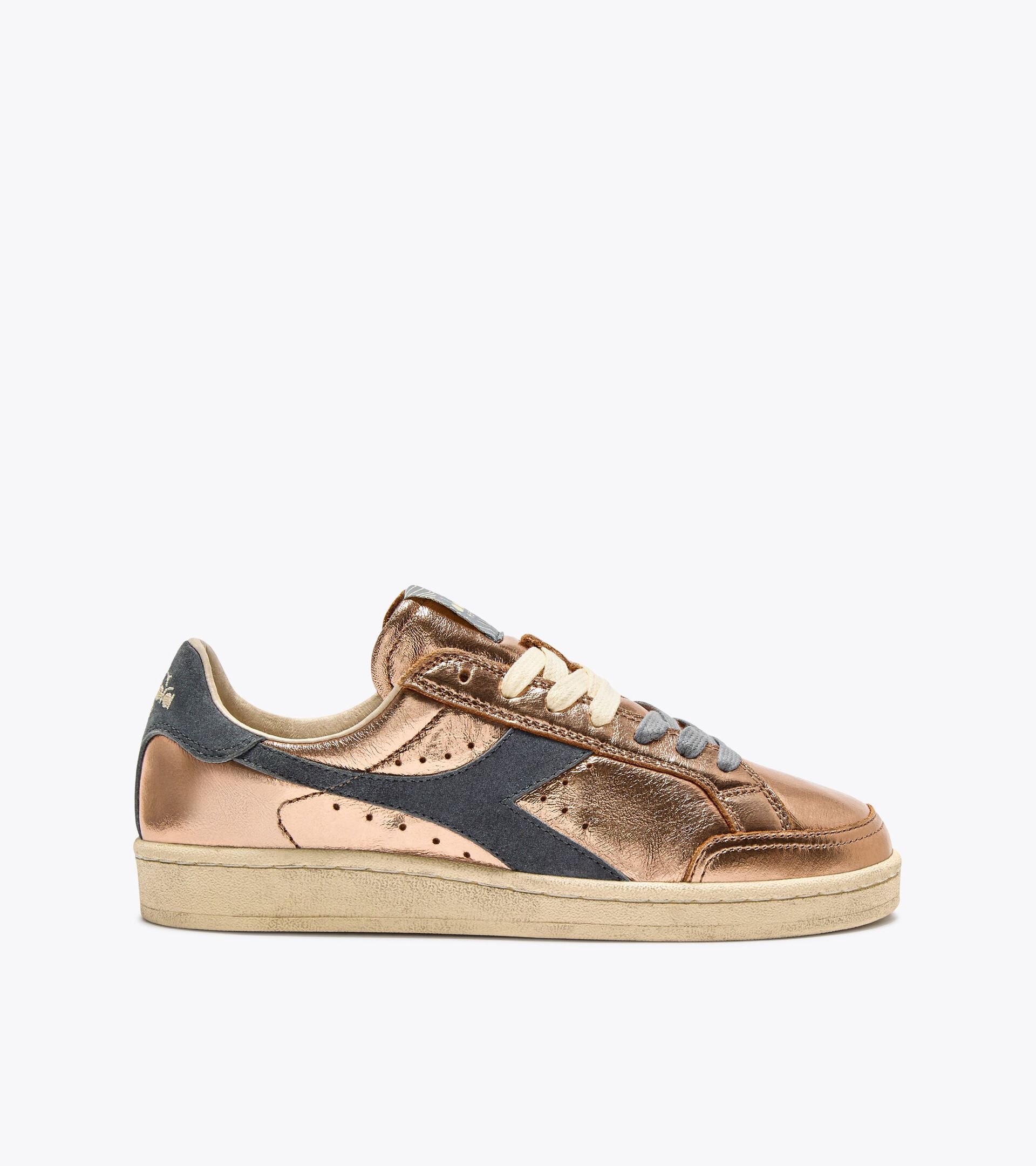 Sneaker Heritage aus metallisiertem Leder - Für alle Geschlechter
 PRESTIGE METAL USED FAST APRIKOSE - Diadora