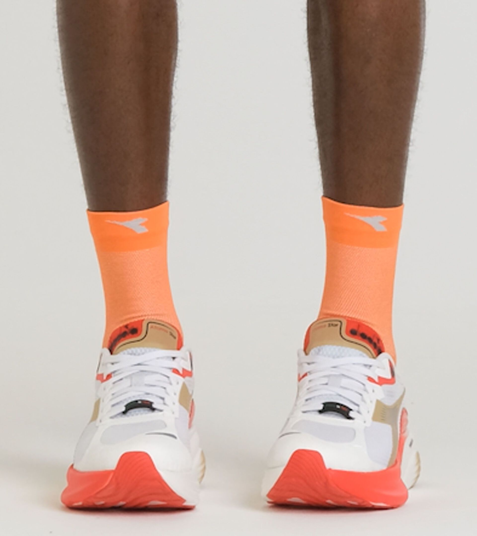 Made in Italy running shoe - Lightness and cushioning - All-Gender ATOMO STAR WHITE/METALLIC GOLD/FIERY RED - Diadora