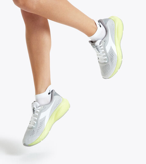 FRECCIA W, ARGENTO/BIANCO Chaussures de running - Femme FRECCIA W ARGENTO/BIANCO - Diadora
