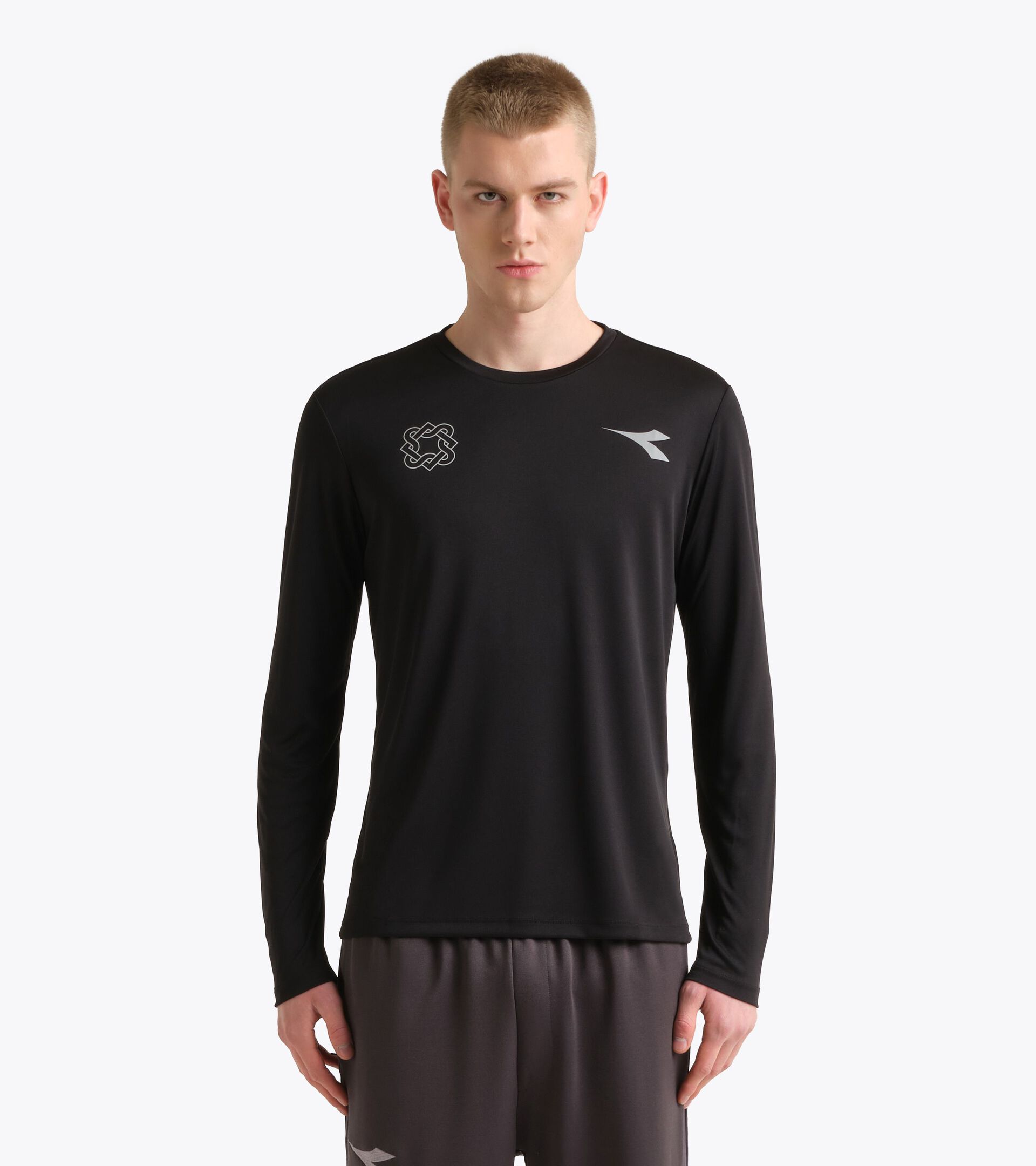 Camiseta deportiva de manga larga, reinterpretada por Lack of Guidance T-SHIRT LS LACK OF GUIDANCE NEGRO - Diadora