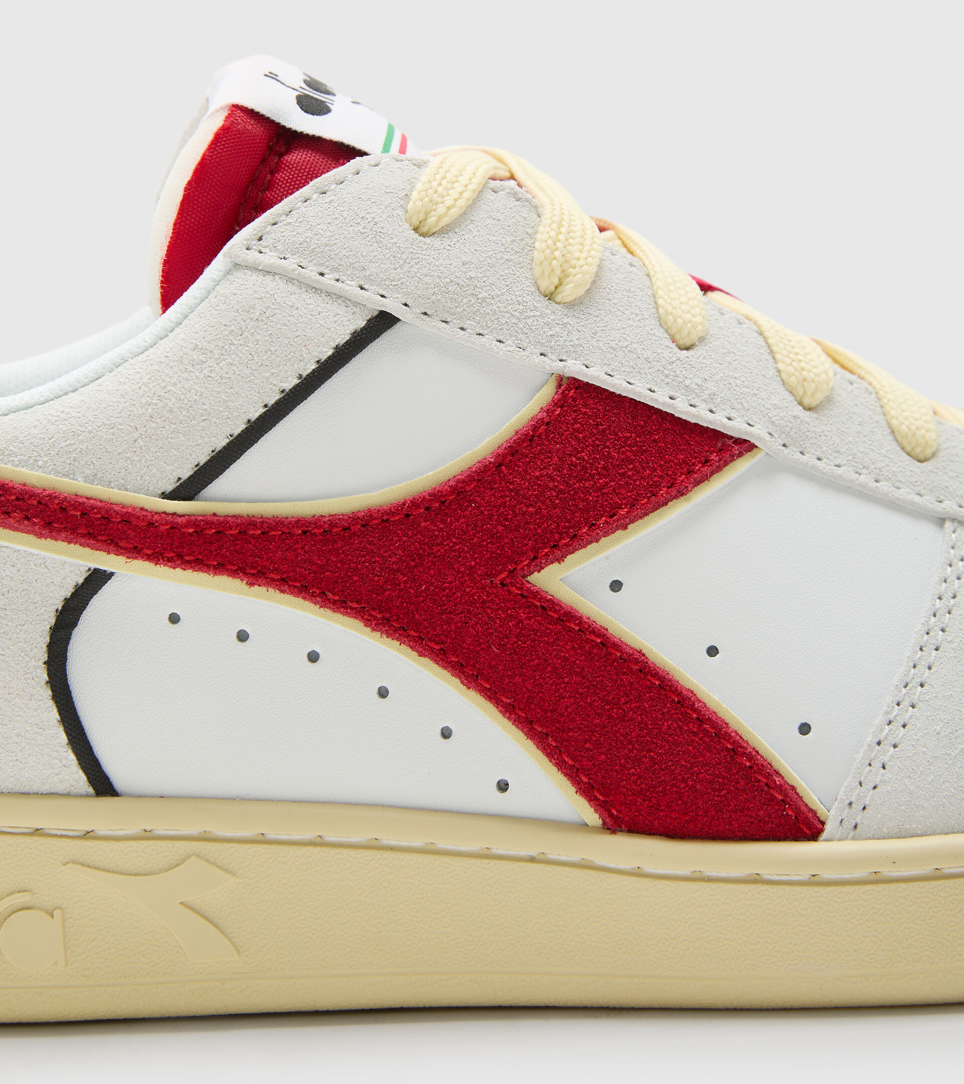 Sporty sneakers - Unisex MAGIC BASKET LOW SUEDE LEATHER WHITE/CHILI PEPPERS/WHITE - Diadora