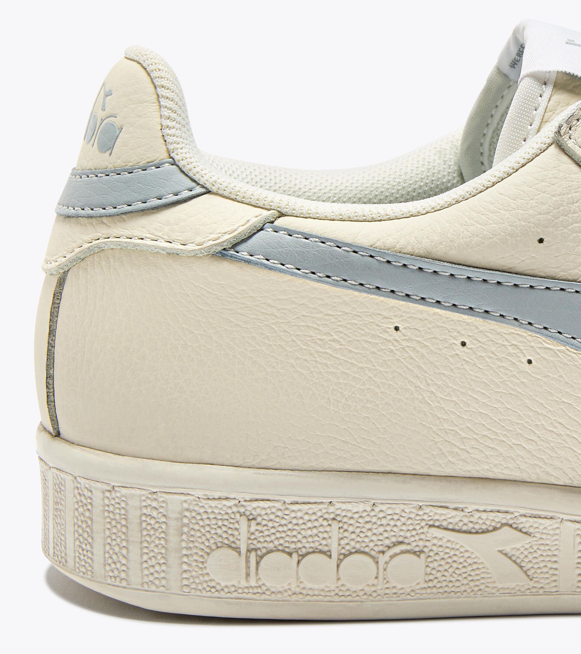 Sporty sneakers - All-Gender GAME L LOW WAXED WHITE/HIGH RISE - Diadora