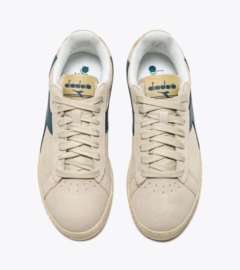 Sporty sneakers - All-Gender GAME L LOW SUEDE WAXED CLOUD CREAM - Diadora