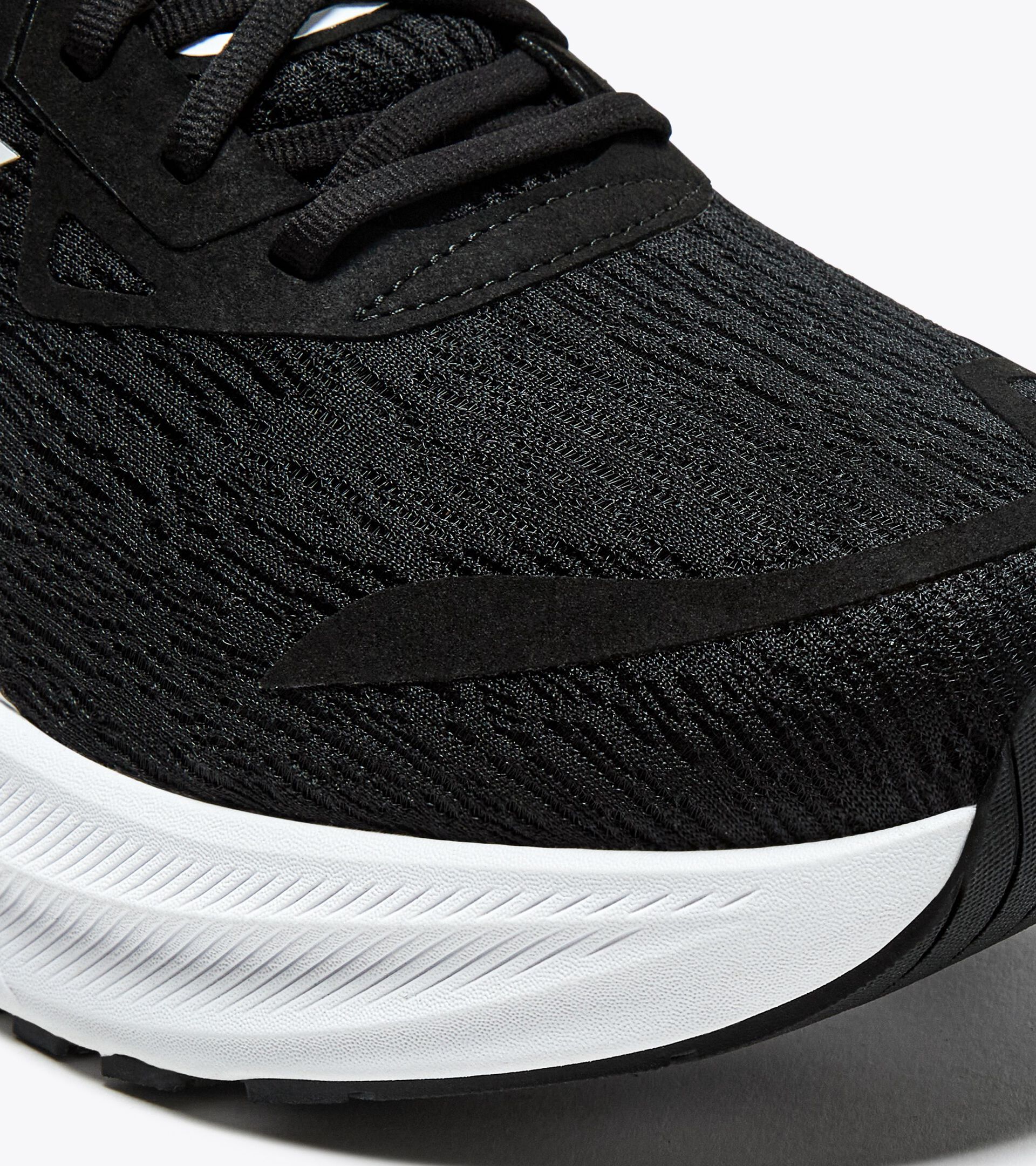 Running shoe - Comfort and stability - Men's NUCLEO 2 BLACK /WHITE - Diadora