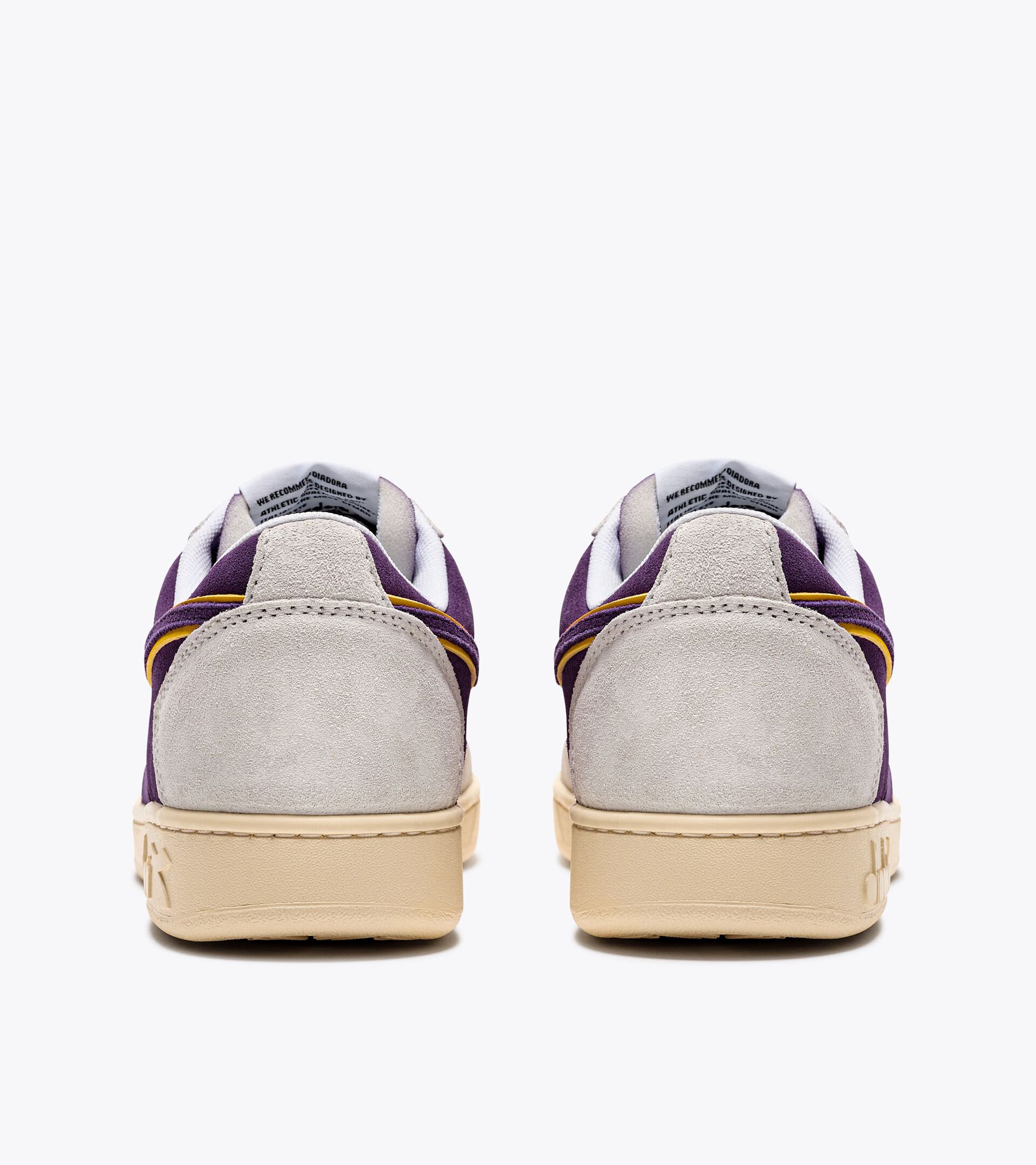 Sporty sneakers - All-Gender MAGIC BASKET LOW SUEDE LEATHER WHITE/DEEP LAVANDER VIOLET - Diadora