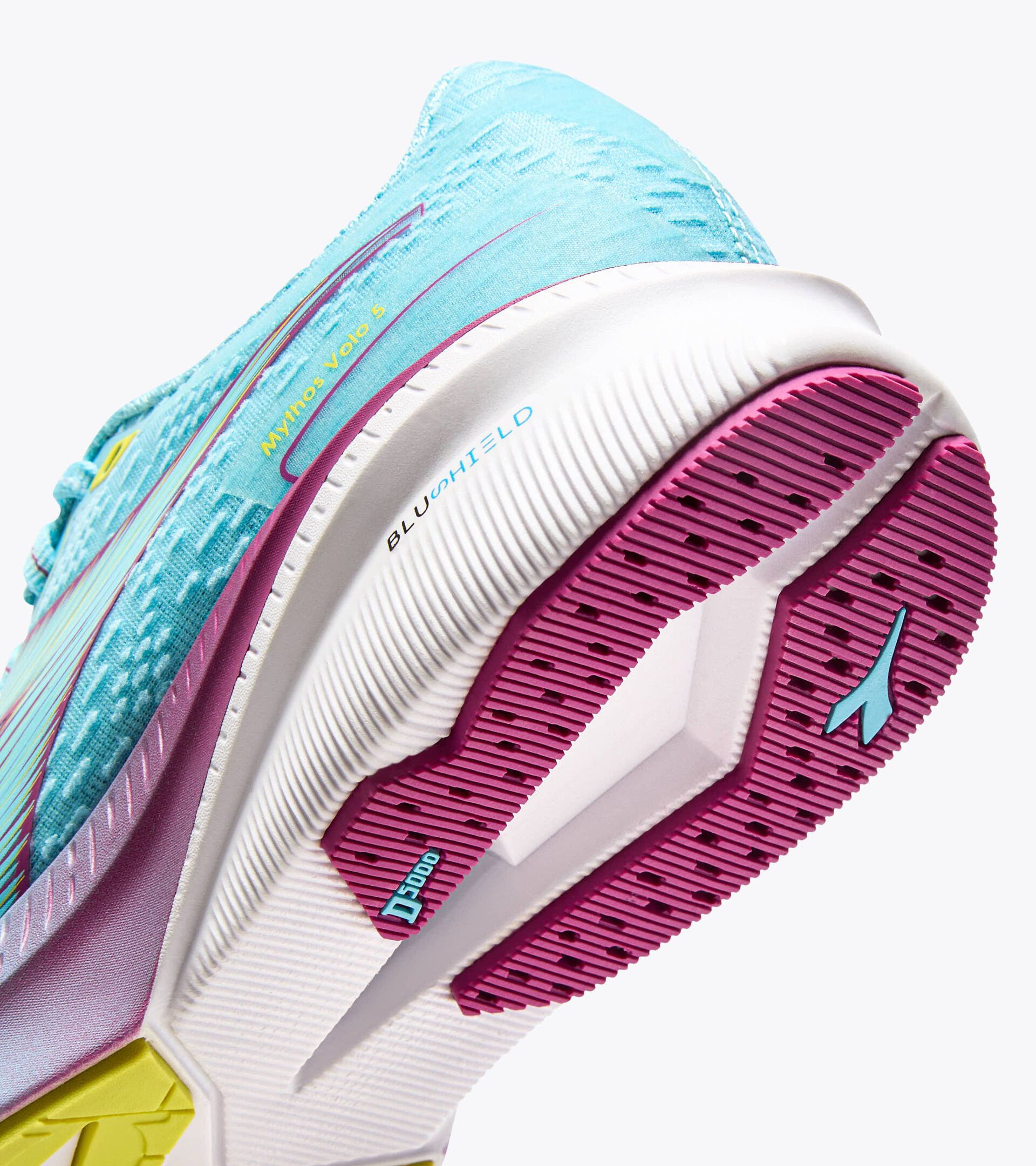 Running shoe - Stability and lightness - Donna
MYTHOS BLUSHIELD VOLO 5 W GULF STREAM/FUCHSIA RED - Diadora