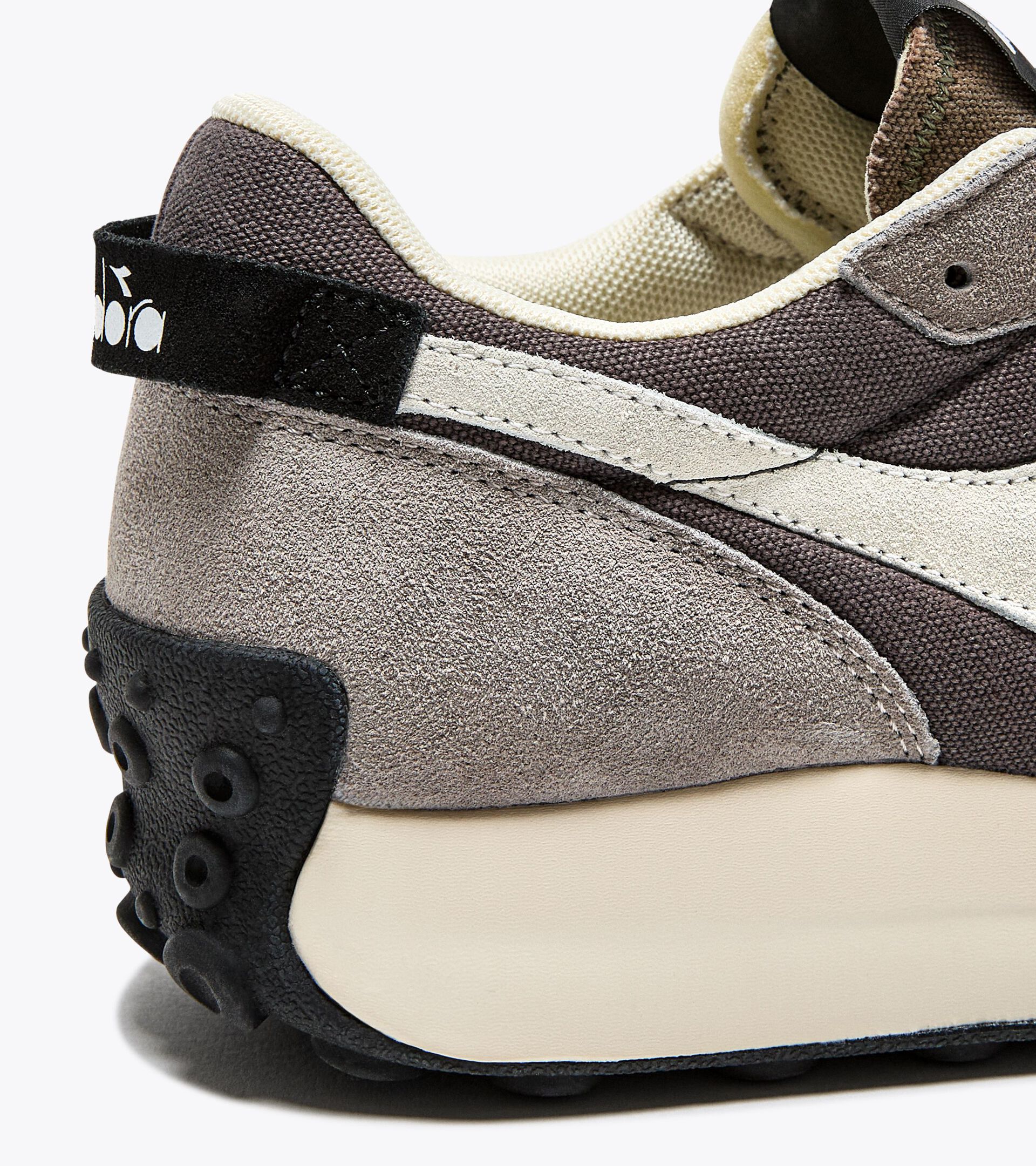 Sporty sneakers - All-Gender RACE SUEDE SW NEUTRAL GRY/CASTLEROCK/DRIED - Diadora