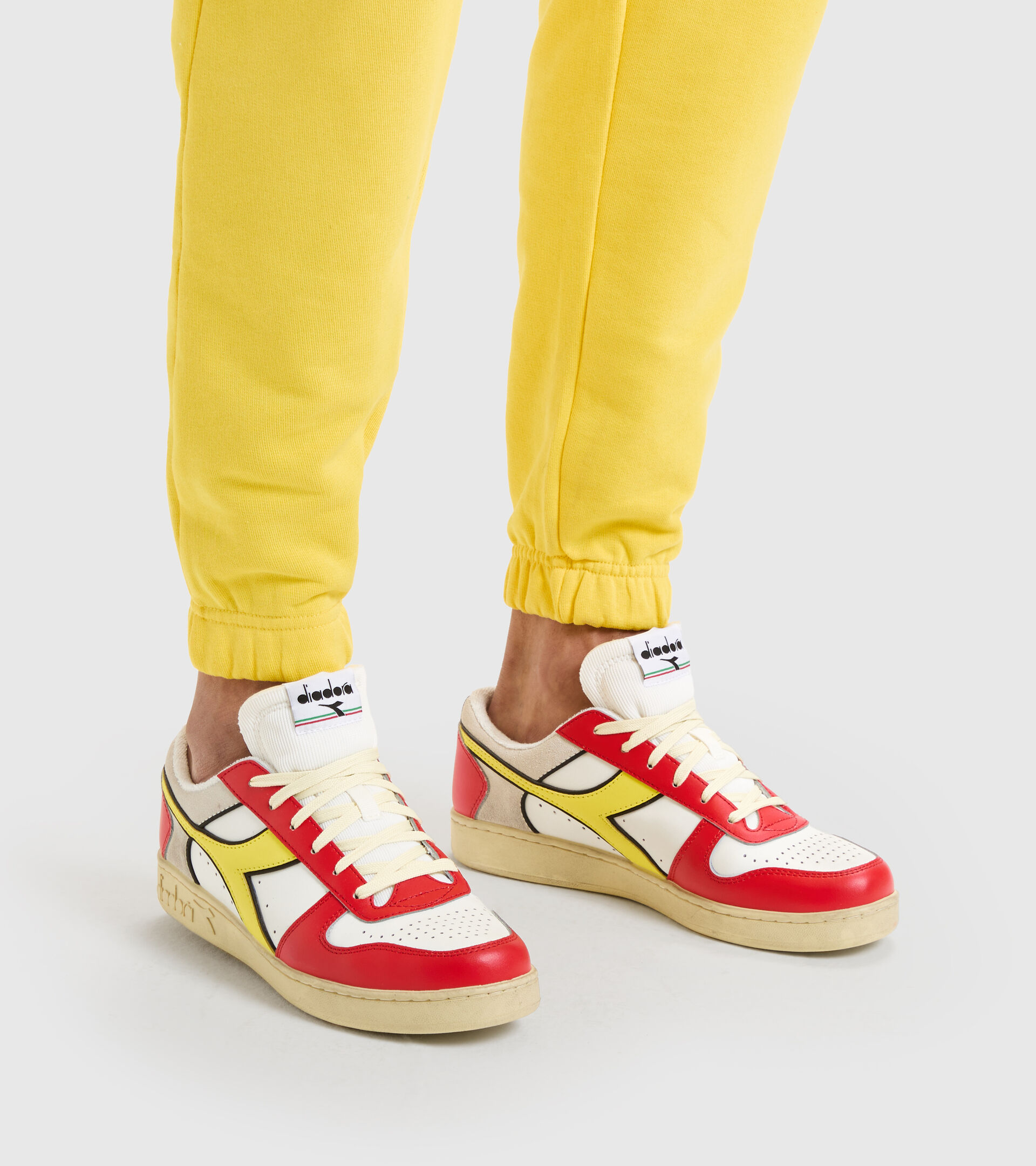 Sports shoe - Unisex MAGIC BASKET LOW ICONA WHITE/FERRARI RED ITALY - Diadora
