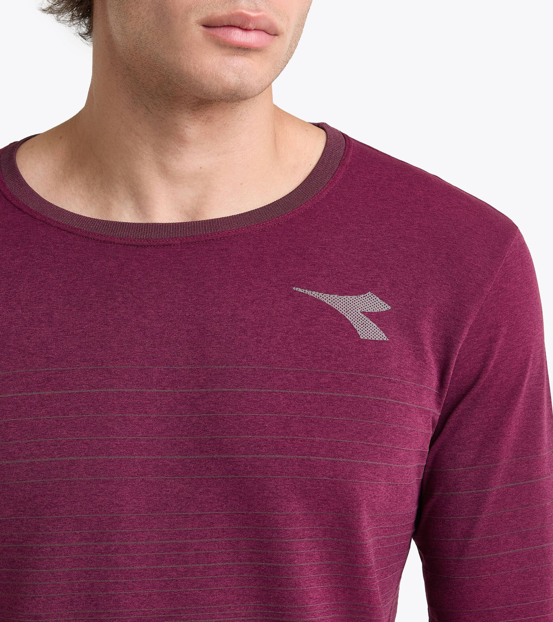 Long-sleeved, technical t-shirt for temperature control -  Running - Men’s
 LS T-SHIRT STRATOUNO MAROON BANNER - Diadora