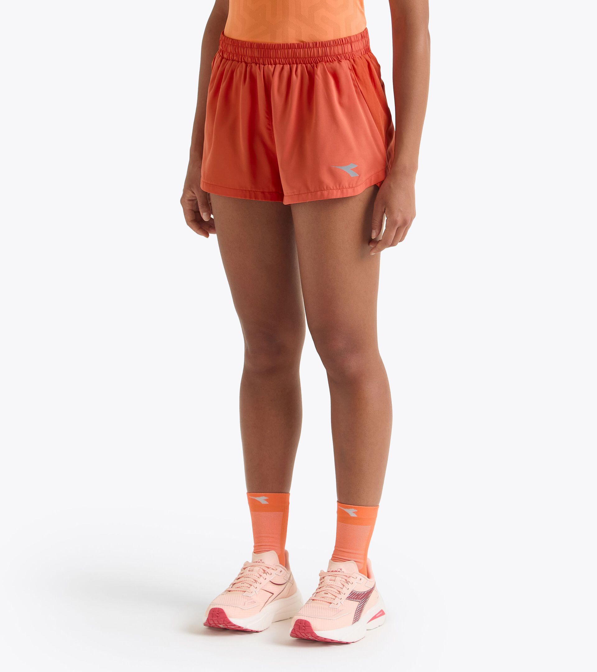 Pantalón corto 2,5’’ de competición - Tejido ligero Coolcore - Mujer
L. SUPER LIGHT SPLIT SHORTS 2.5 KOI - Diadora
