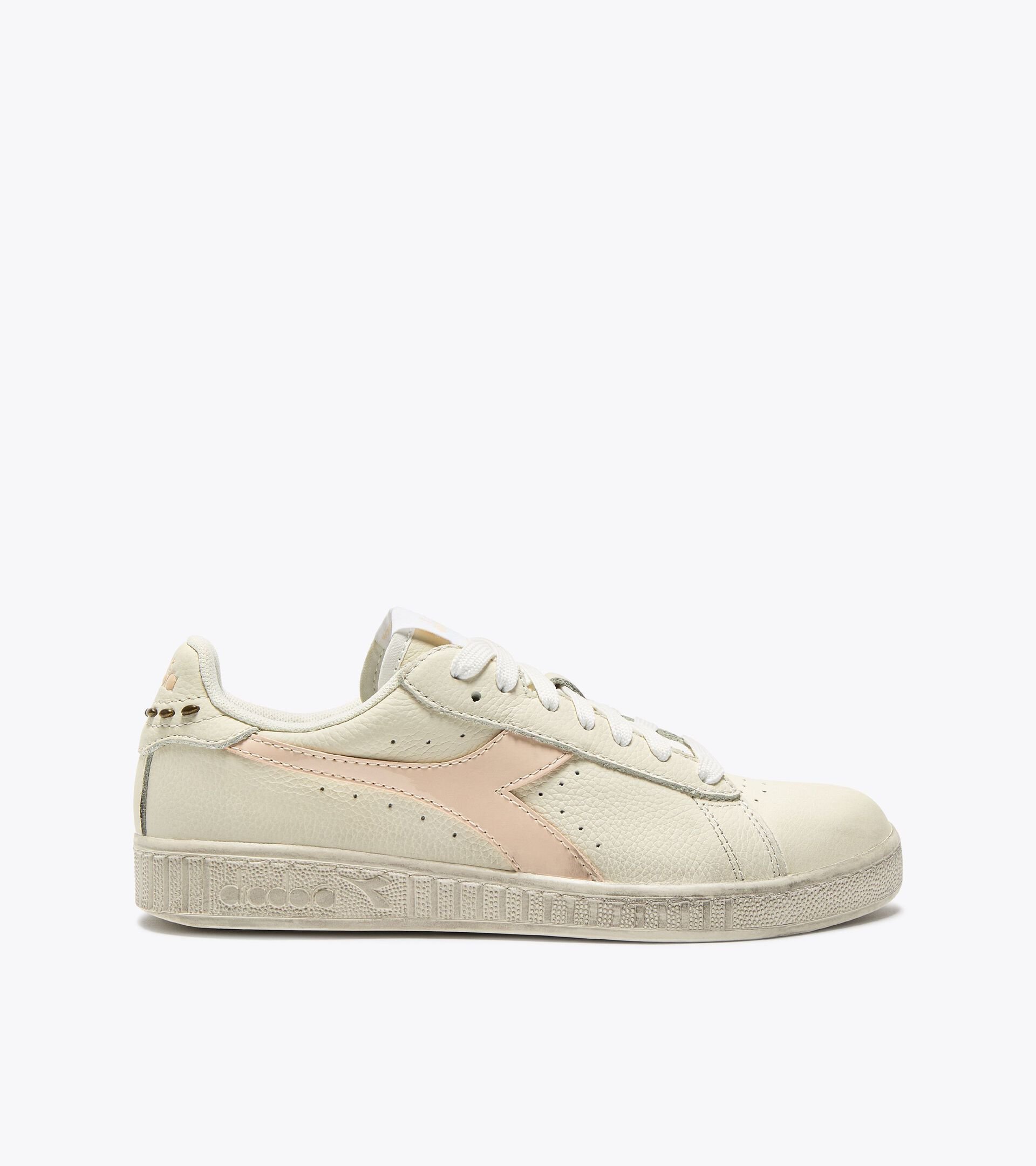 Zapatilla deportiva de piel - Mujer
GAME L LOW WAXED STUDS WN FELICIDAD PURA - Diadora