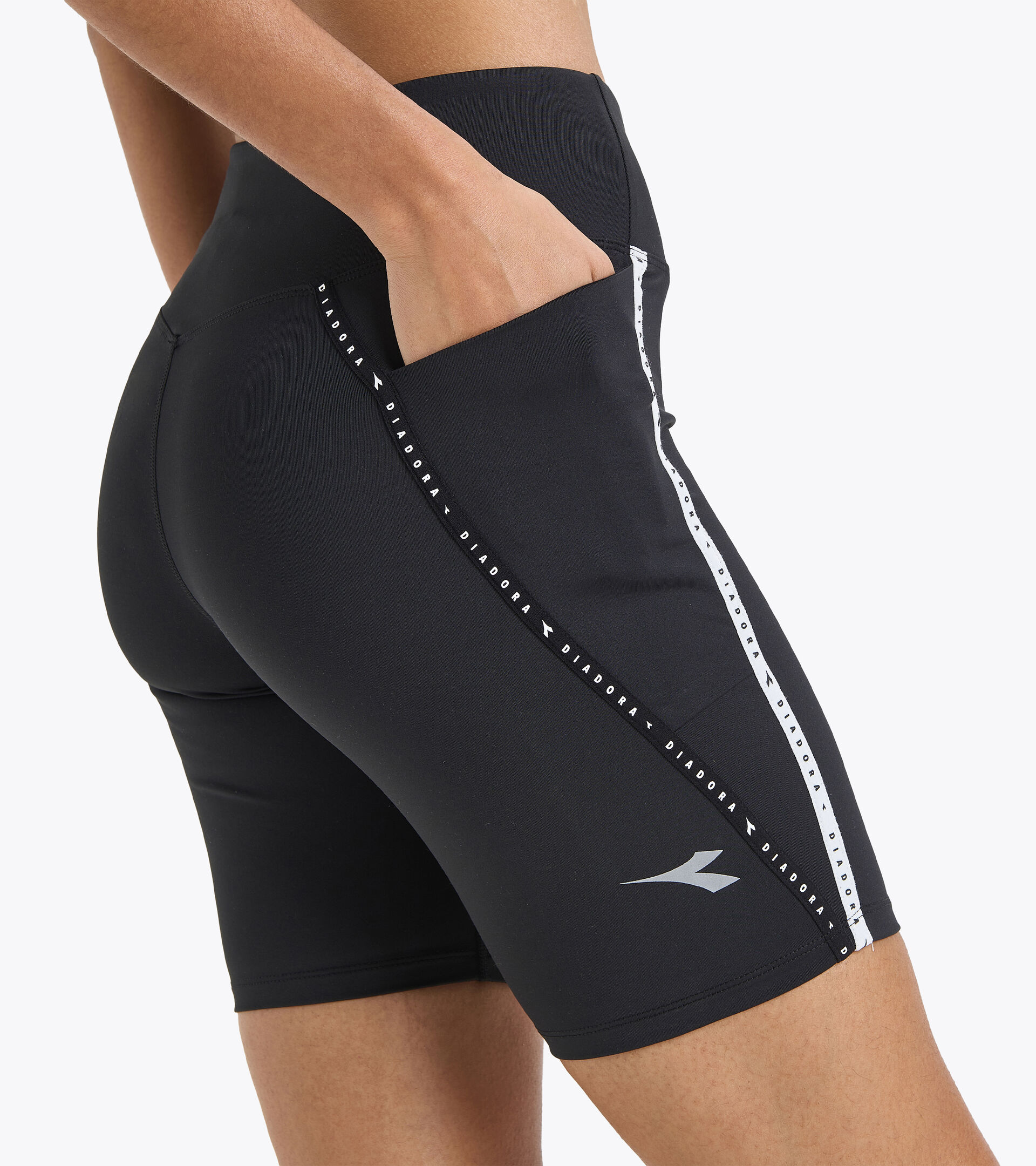 Running shorts - Women
L. BIKE SHORTS BE ONE POCKETS SCHWARZ - Diadora