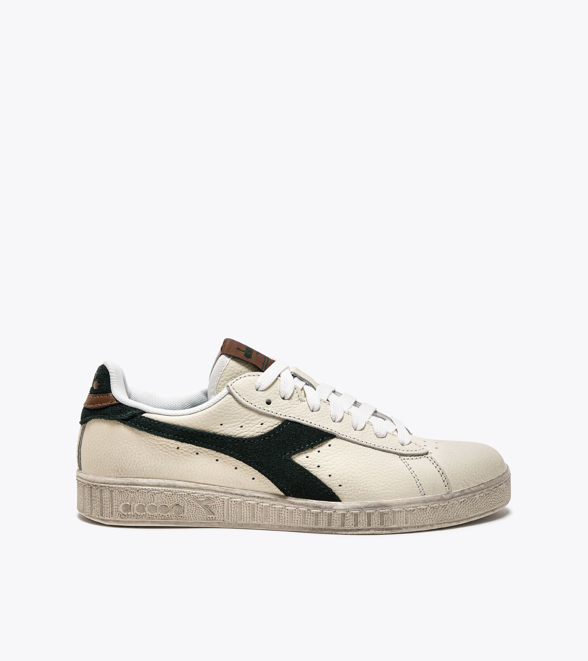 Sporty sneakers - All-Gender GAME L LOW WAXED SUEDE POP SCARAB - Diadora