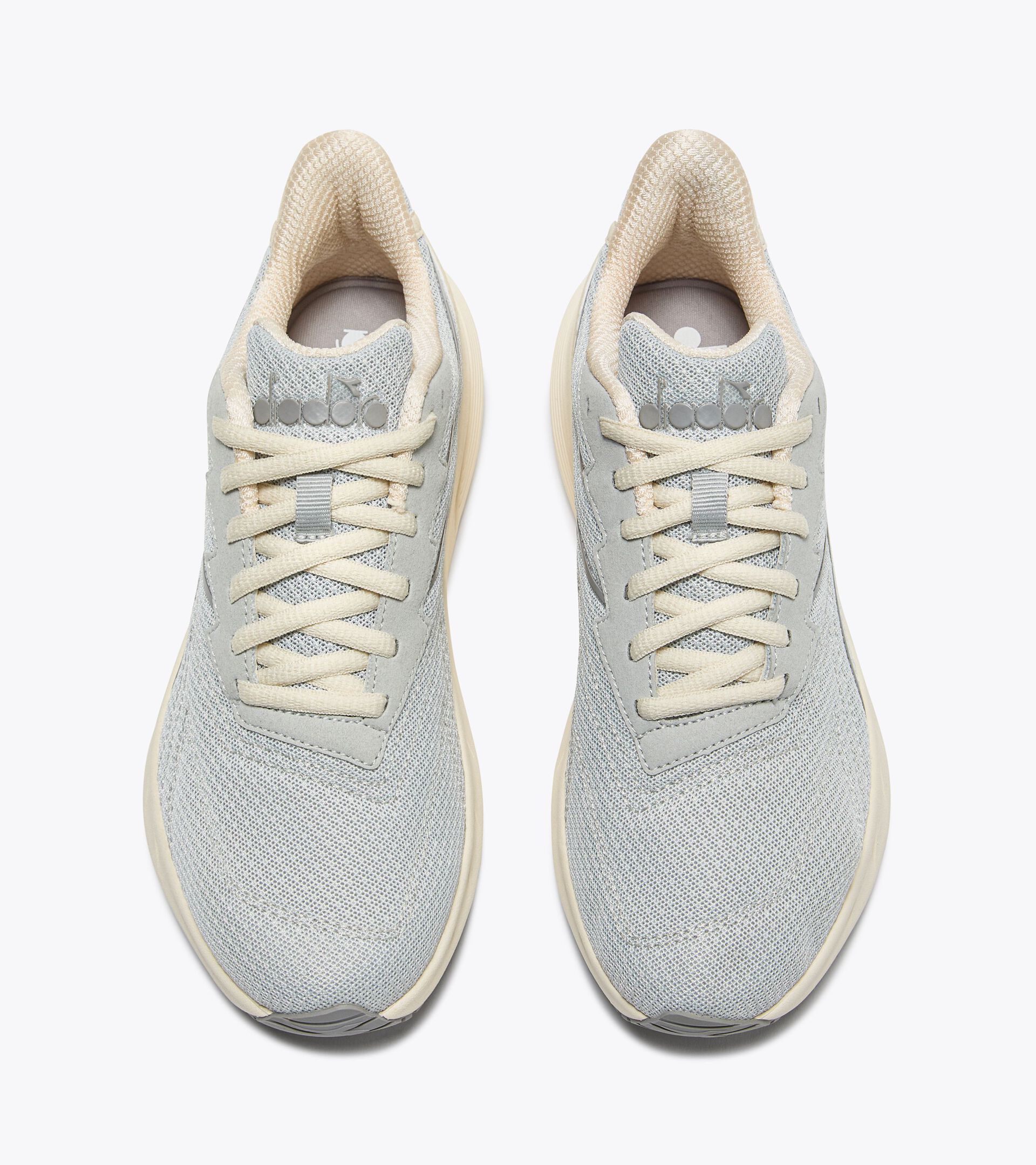 Zapatilla para caminar - Mujer
 PASSO 4 W PLATA DD/BLANCA MURMURAR - Diadora