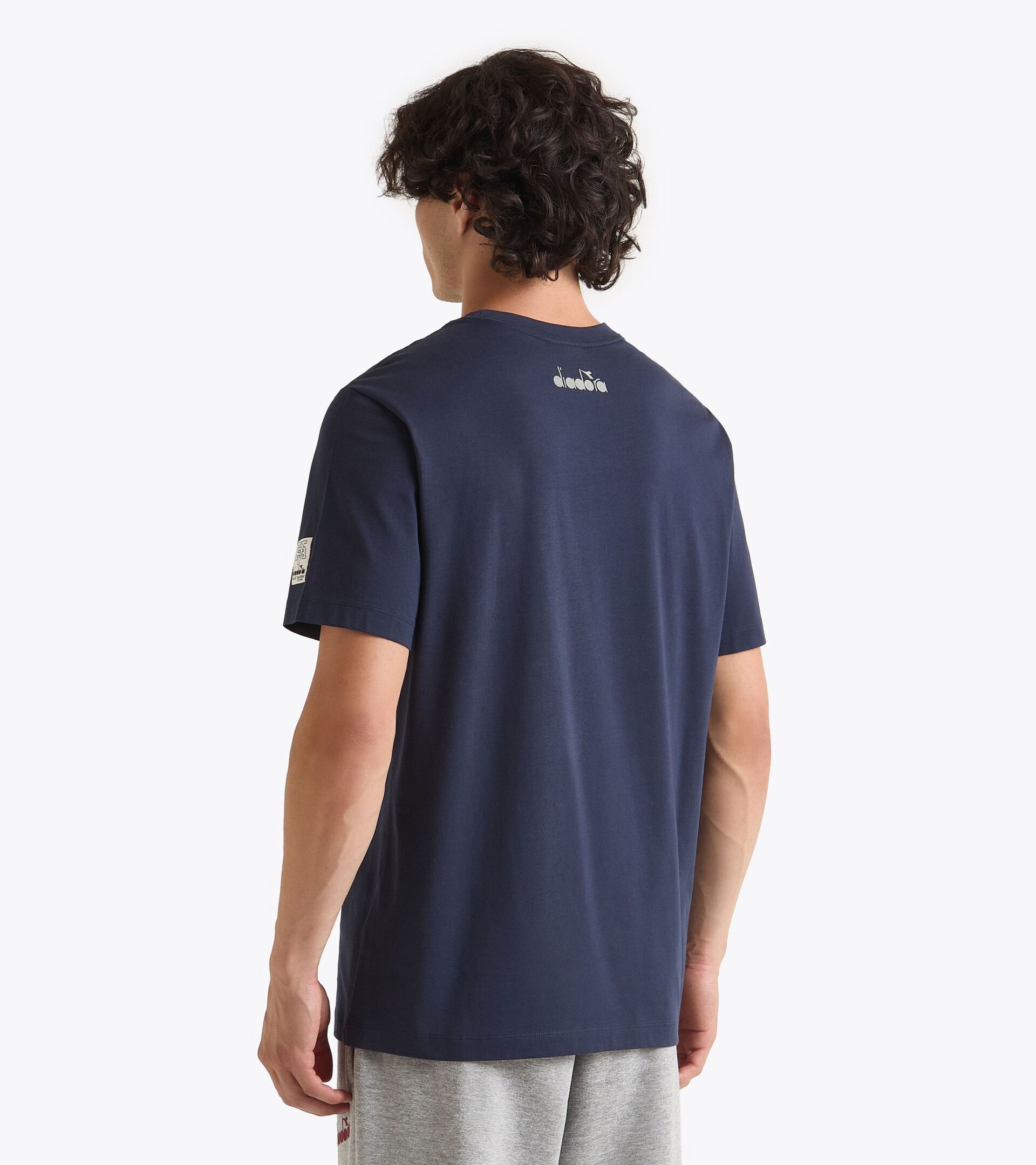 Camiseta de estilo universitario - Run Valley - Para todos los géneros
T-SHIRT SS RUN VALLEY AZUL NOCHE - Diadora