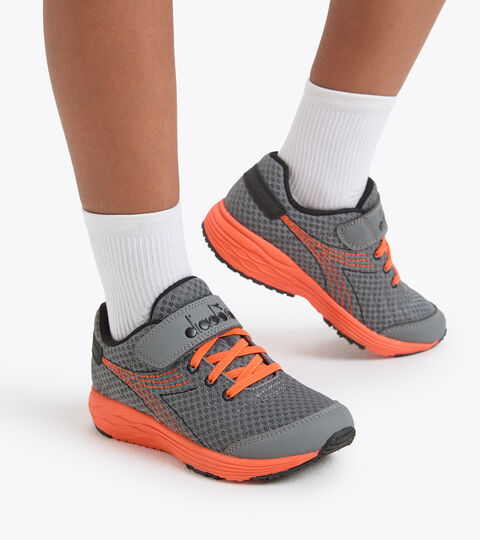 FLAMINGO 7 JR, GRIS ACIER/NOIR Chaussures de running Junior - Unisexe FLAMINGO 7 JR GRIS ACIER/NOIR - Diadora