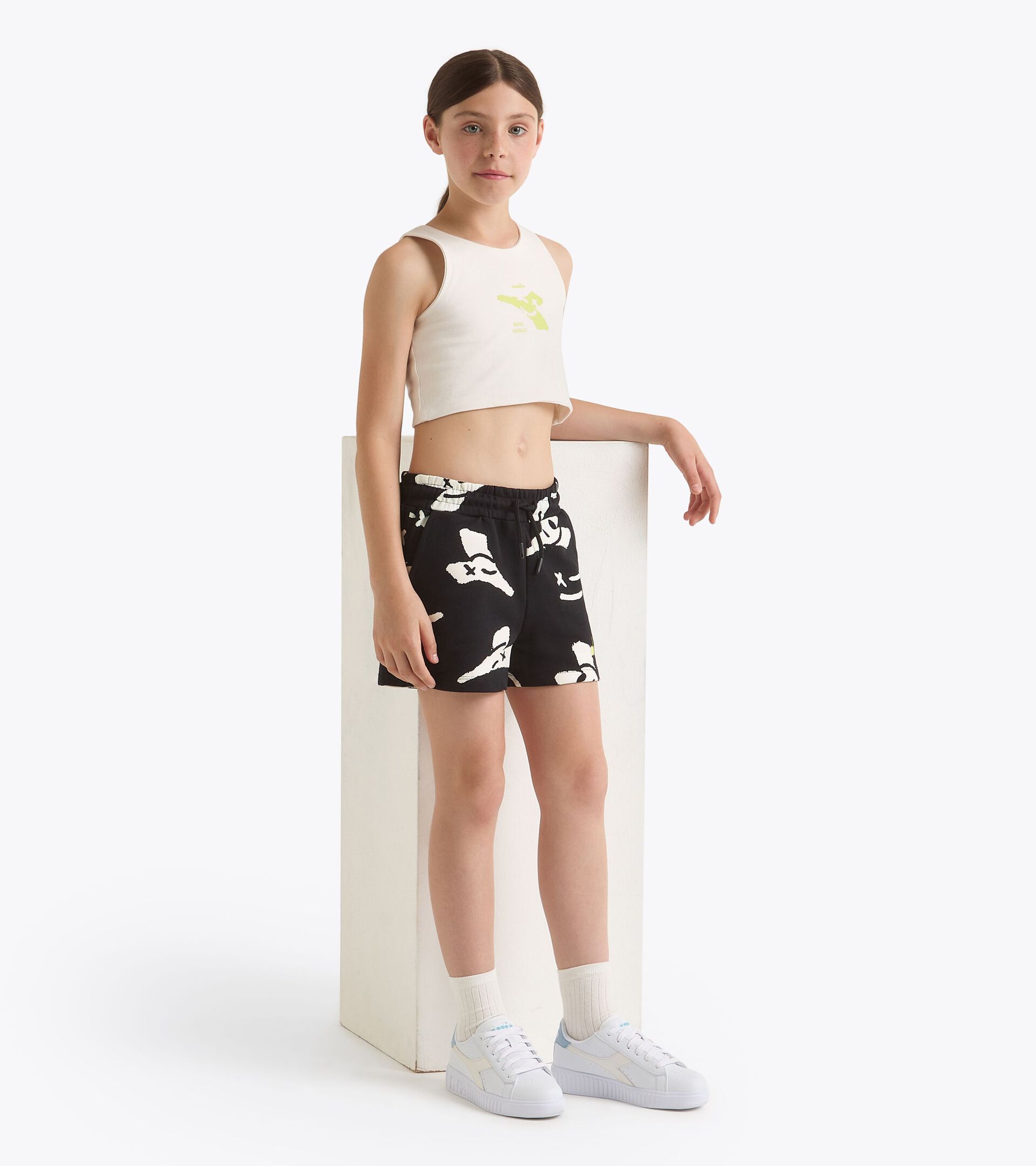 Pantalones cortos - Corte cómodo - Niña JG. SHORTS SMILE LOGO NEGRO - Diadora