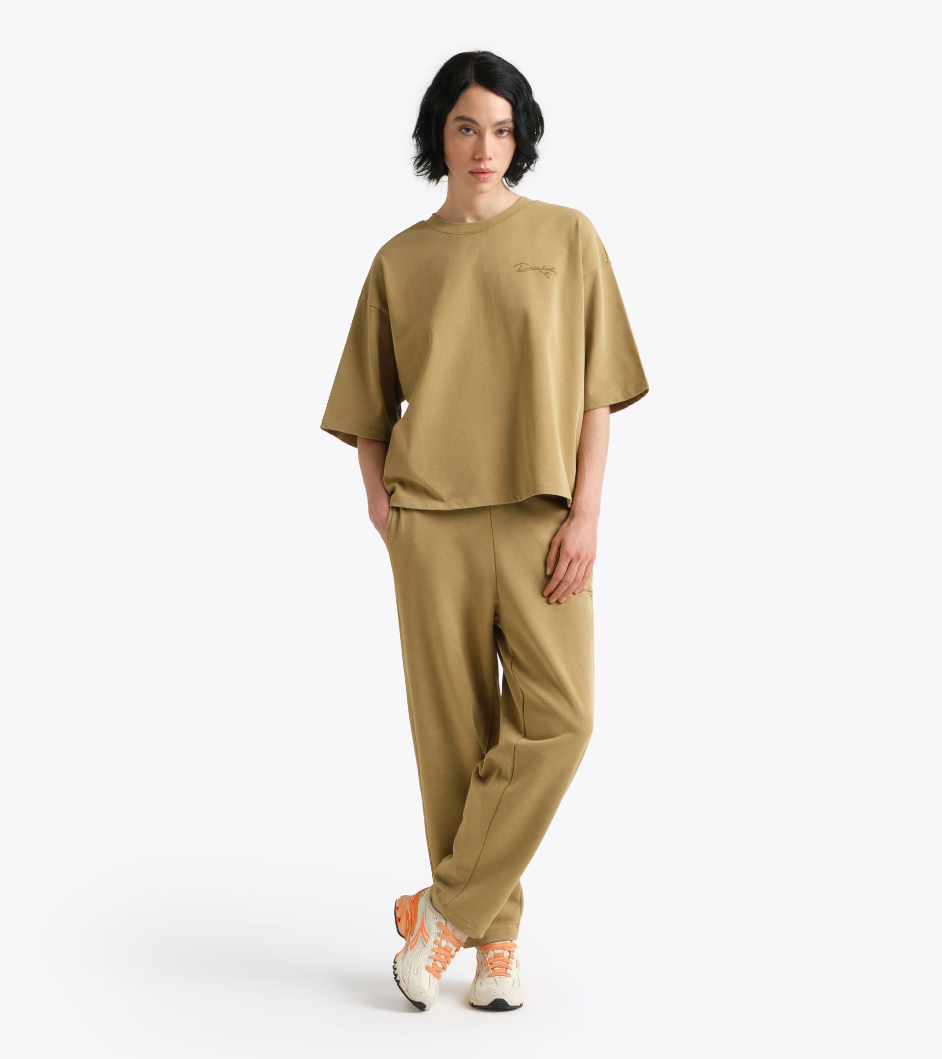 Retro-inspired Cotton Jogger pants - Slim Fit - Women&rsquo;s
 L. JOGGER PANTS AVENUE LAB GREEN KHAKI - Diadora