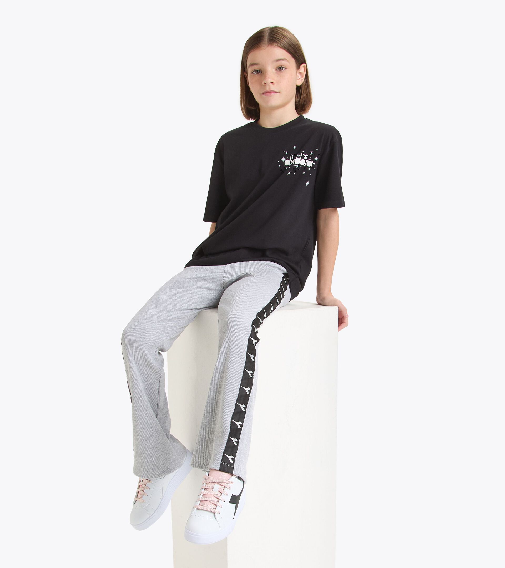Camiseta de algodón - Niña/Adolescente
 JG.T-SHIRT SS FREGIO STARS NEGRO - Diadora