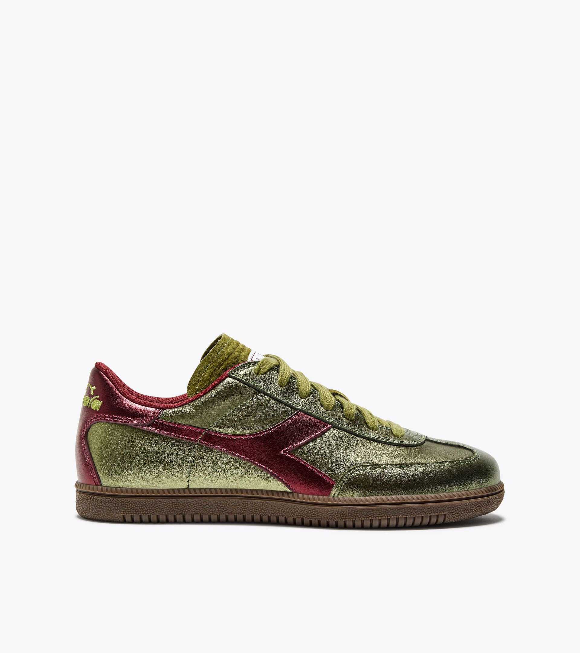 Zapatilla de piel metalizada - Para todos los géneros
TRAINER METALIZED VERDE SEMILLA CARDAMOMO - Diadora