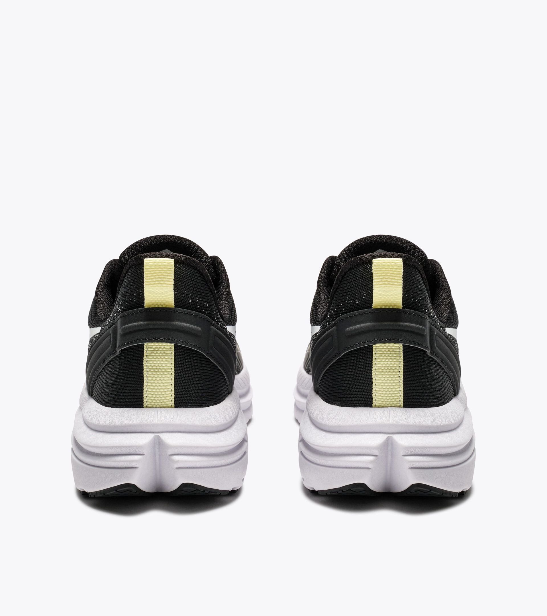 Walking shoe - Men&rsquo;s
 PASSO 6 BLACK/WHITE (C7406) - Diadora