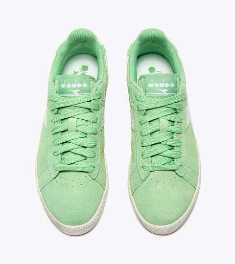 Sporty sneakers - All-Gender GAME L LOW SUEDE WAXED WHITE/PISTACHIO GREEN - Diadora