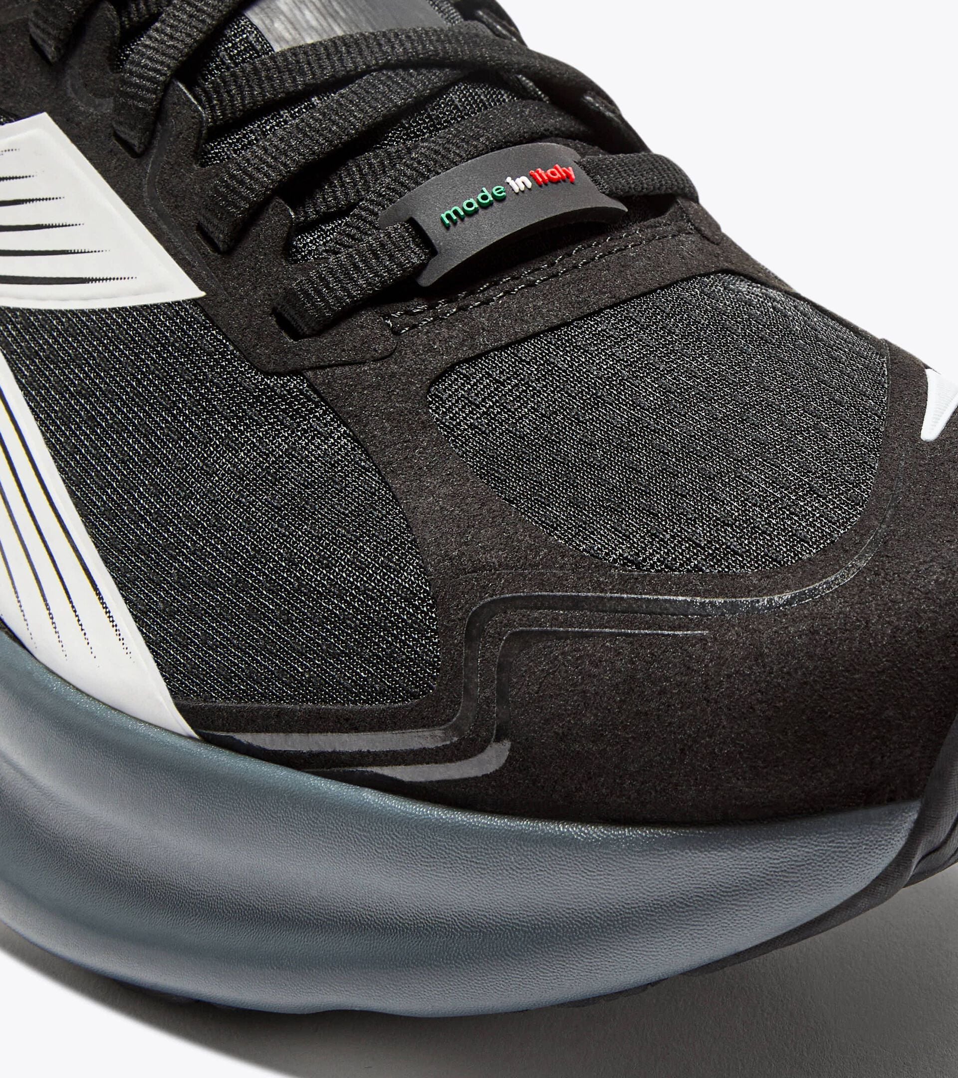 Made in Italy running shoe - Lightness and cushioning - All-Gender ATOMO STAR BLACK/WHITE (C7406) - Diadora