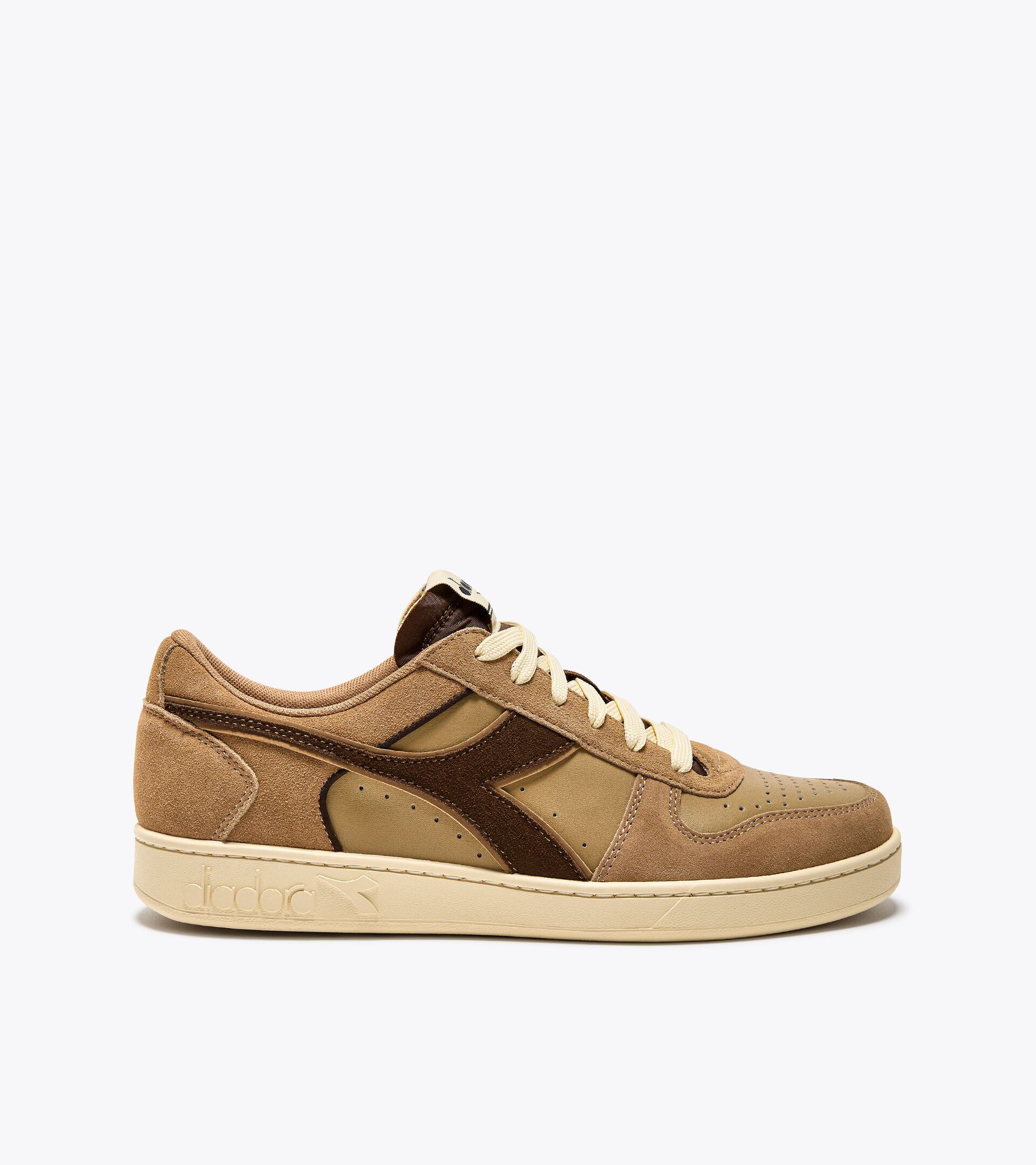 Sporty sneakers - All-Gender MAGIC BASKET LOW SUEDE LEATHER BEIGE CROISSANT - Diadora