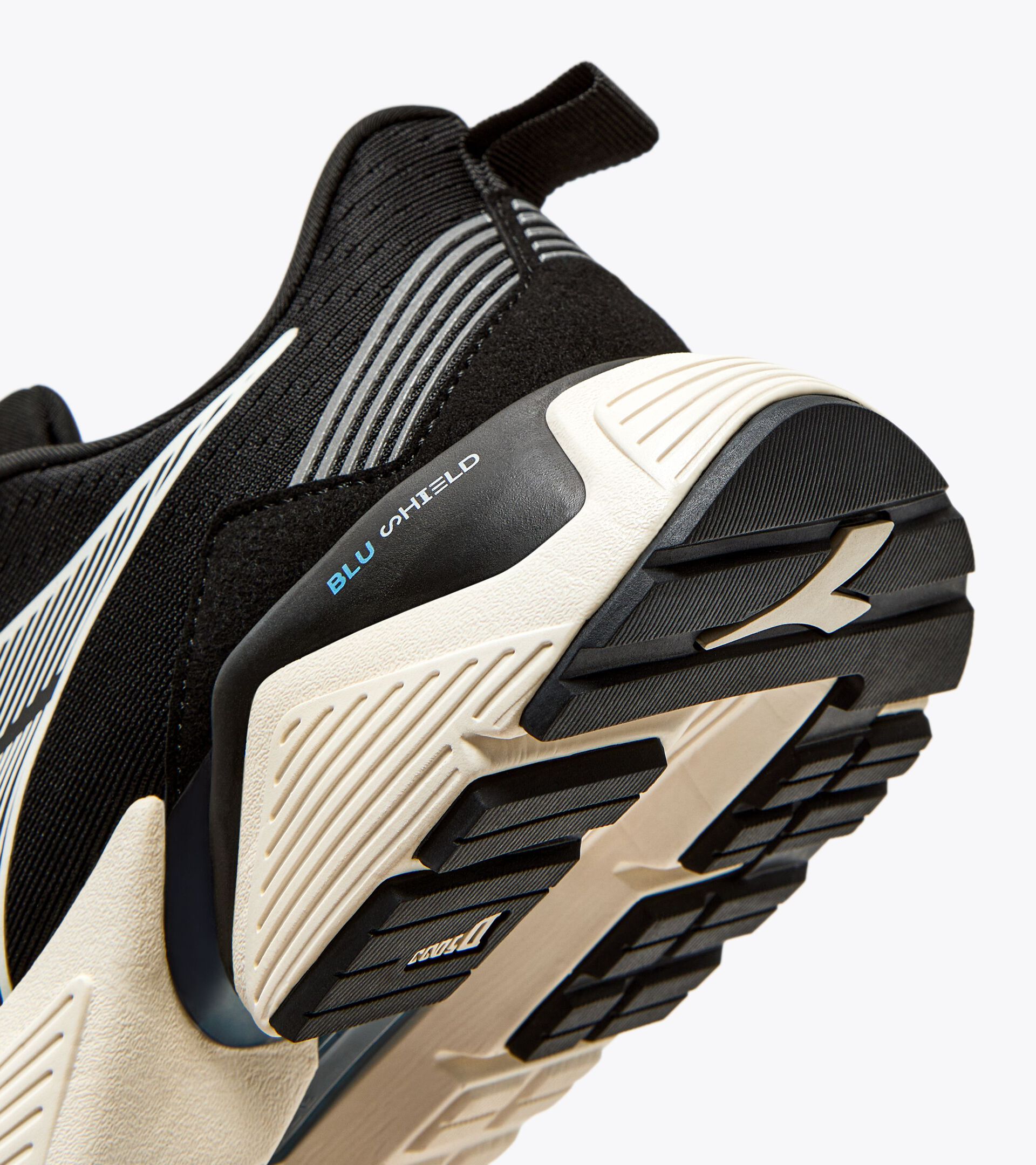 Running shoes - Women
MYTHOS BLUSHIELD VIGORE 2 W BLACK/WHISPER WHITE - Diadora
