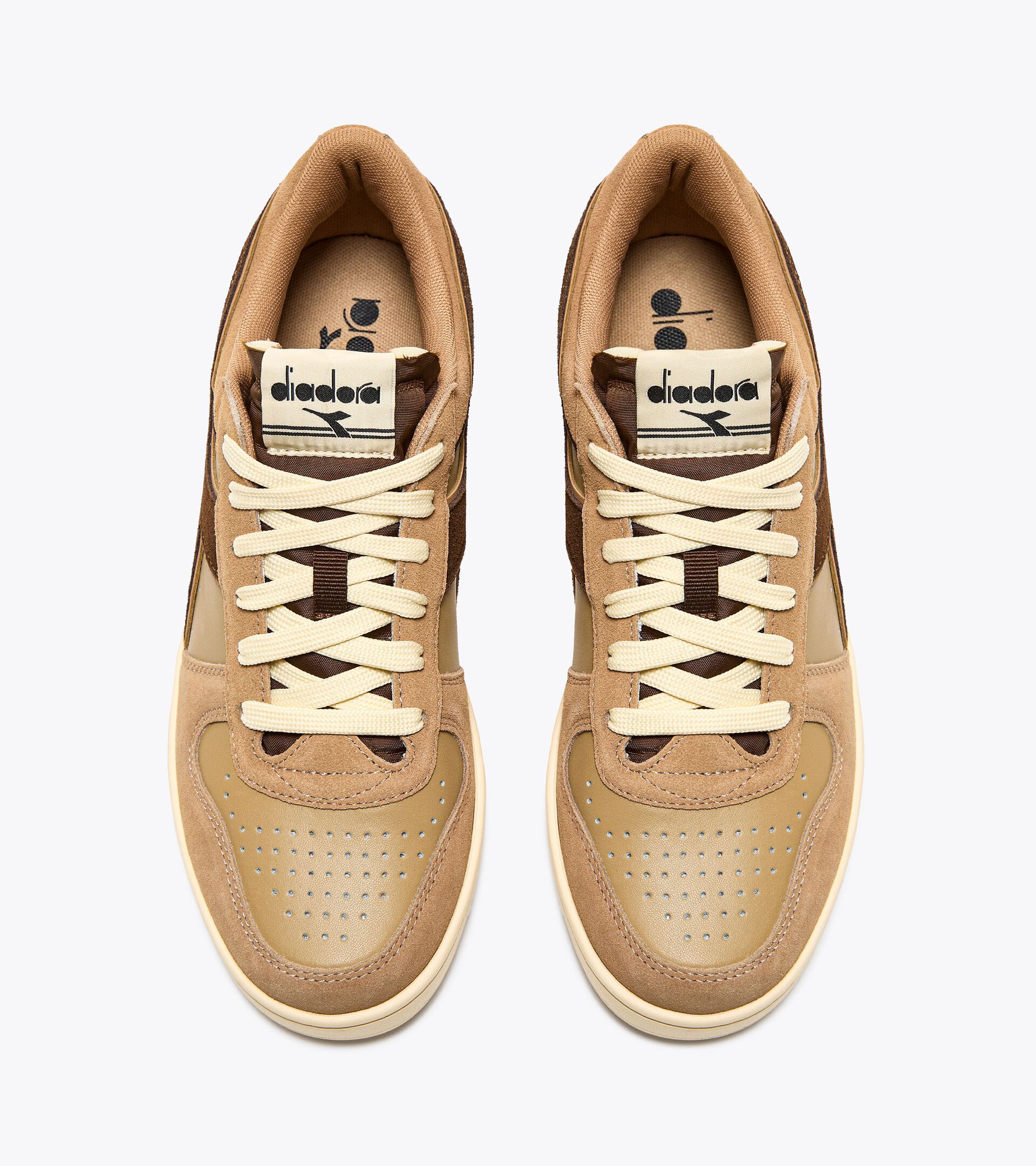Sporty sneakers - All-Gender MAGIC BASKET LOW SUEDE LEATHER BEIGE CROISSANT - Diadora
