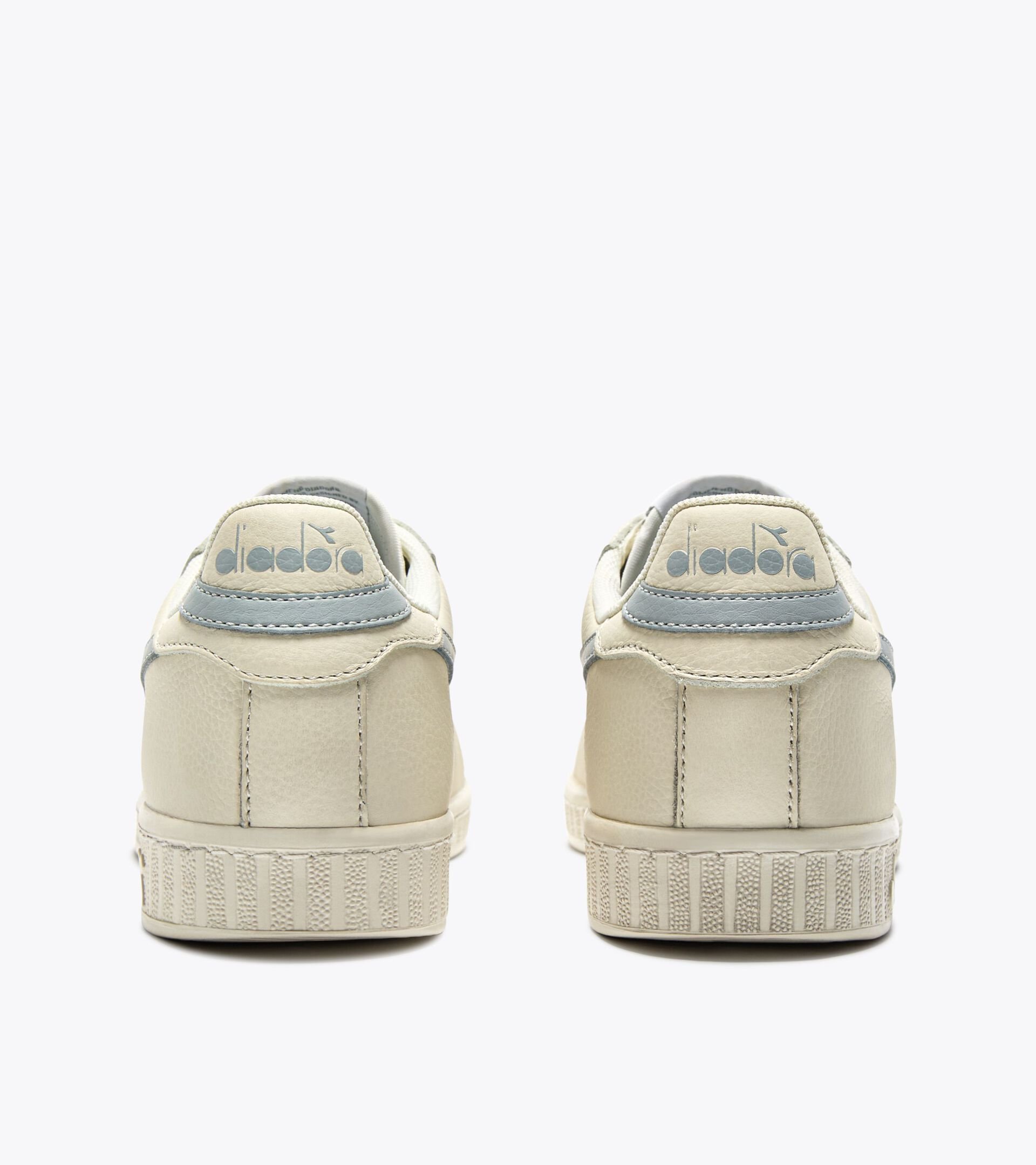 Sporty sneakers - All-Gender GAME L LOW WAXED WHITE/HIGH RISE - Diadora