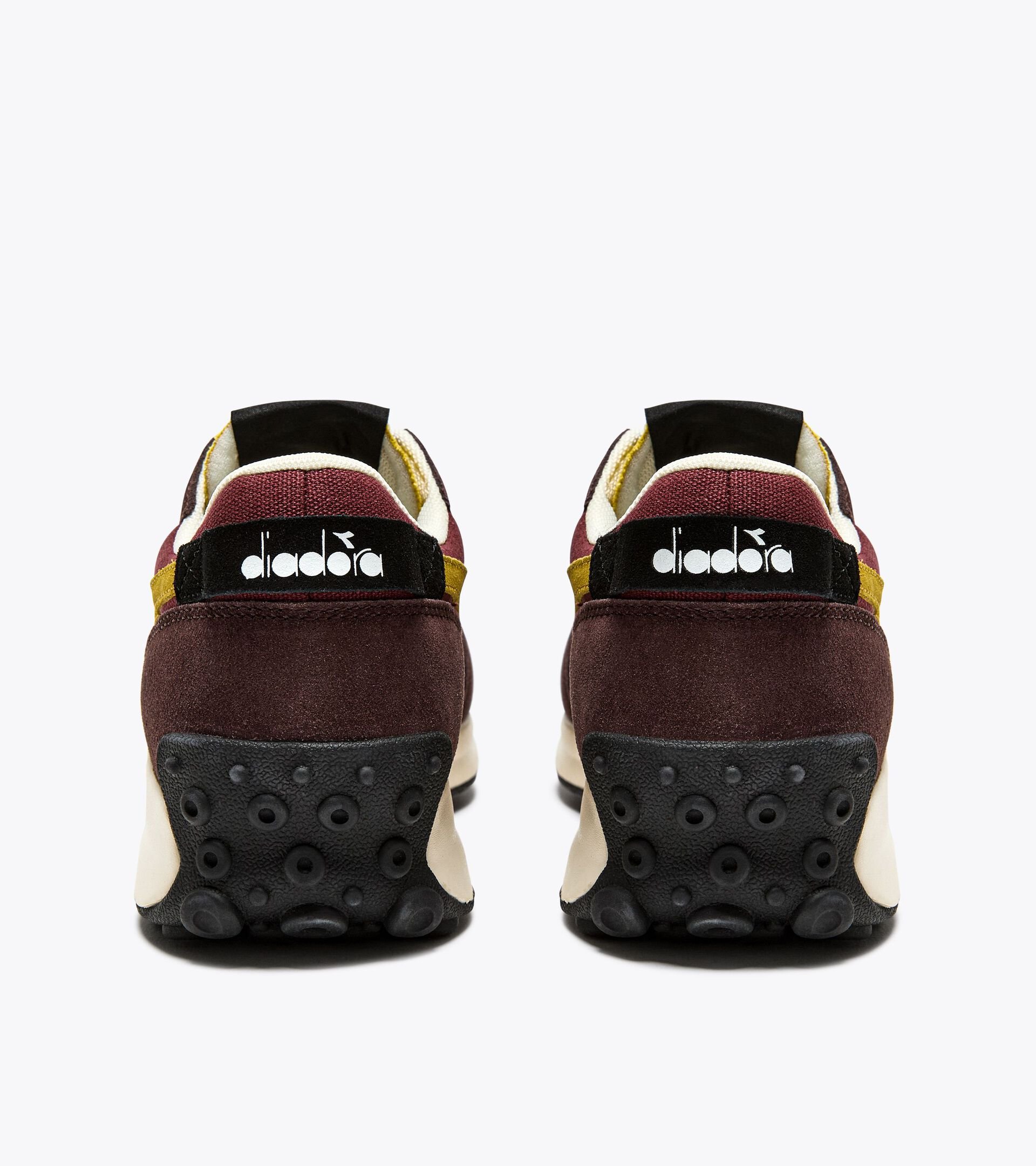 Zapatilla deportiva - Para todos los géneros RACE SUEDE SW SEAL BROWN/CINNAMON - Diadora