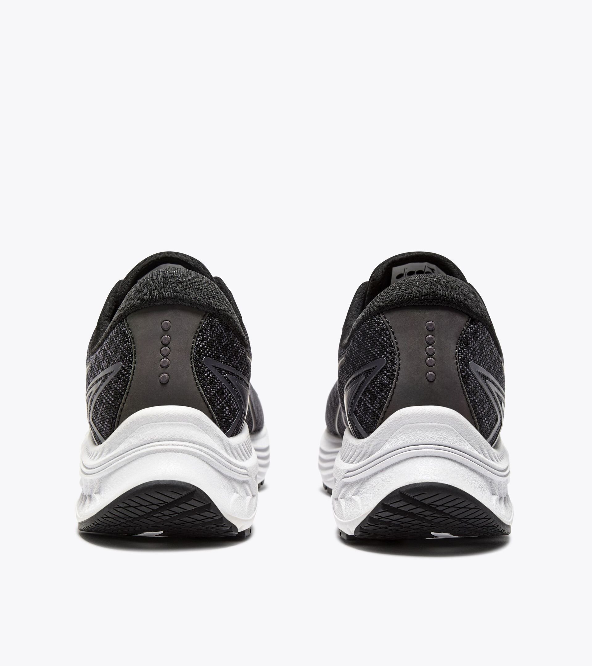 Running shoe with reflective details - Cushioning and protection - Women’s
MYTHOS BLUSHIELD 10 VORTICE HIP W BLACK/WHITE (C7406) - Diadora