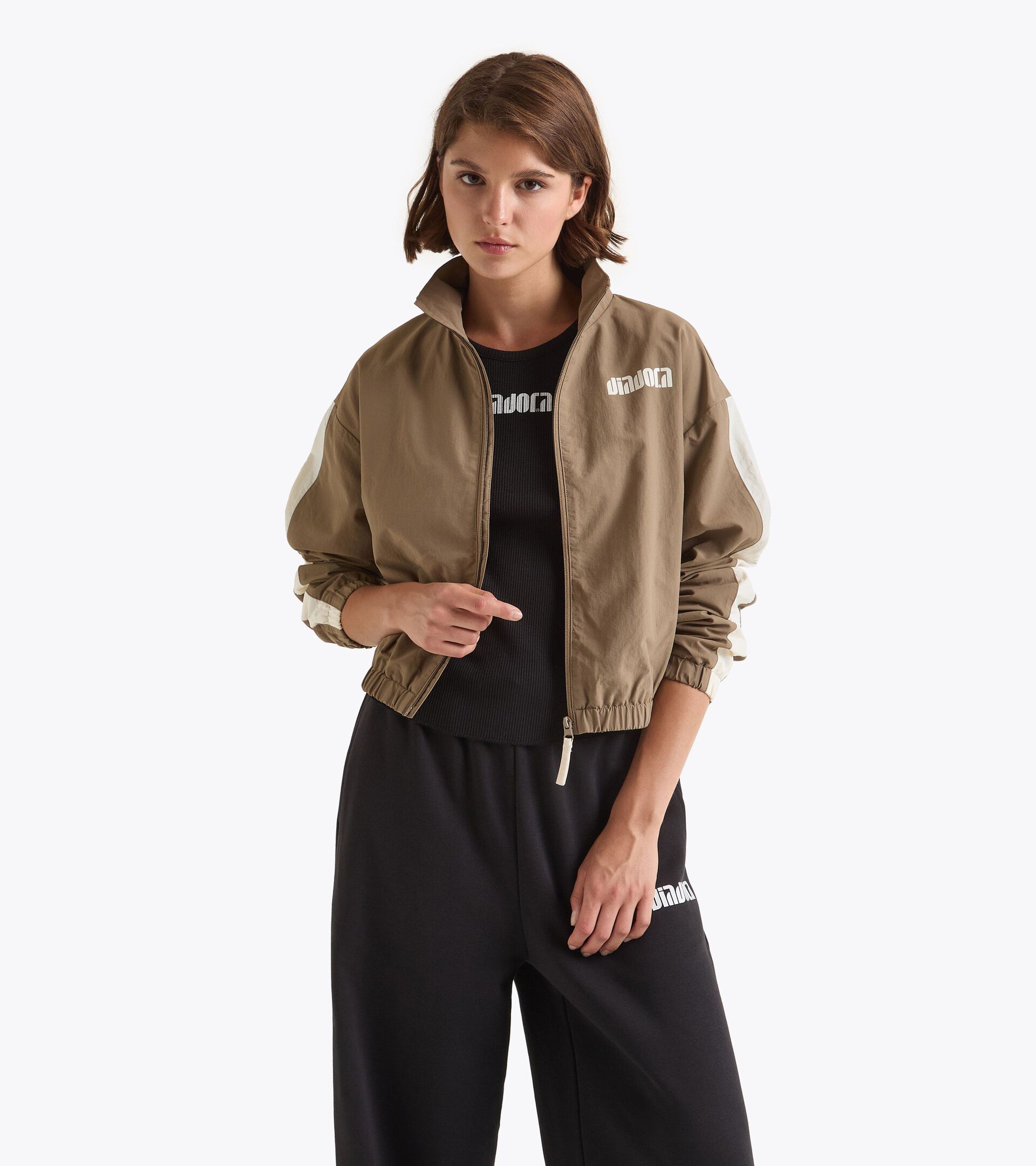 Track Jacket - Mujer
 L. TRACK JACKET ATHL. LOGO TINTE SEPIA - Diadora