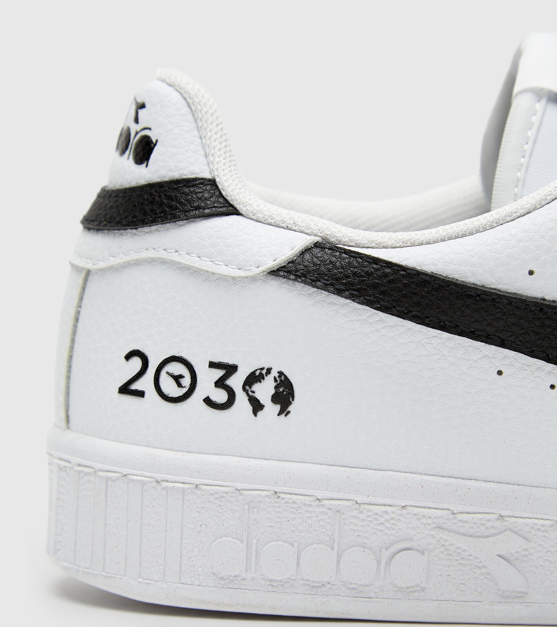 Sporty sneakers - Unisex GAME L LOW 2030 WHITE/BLACK - Diadora