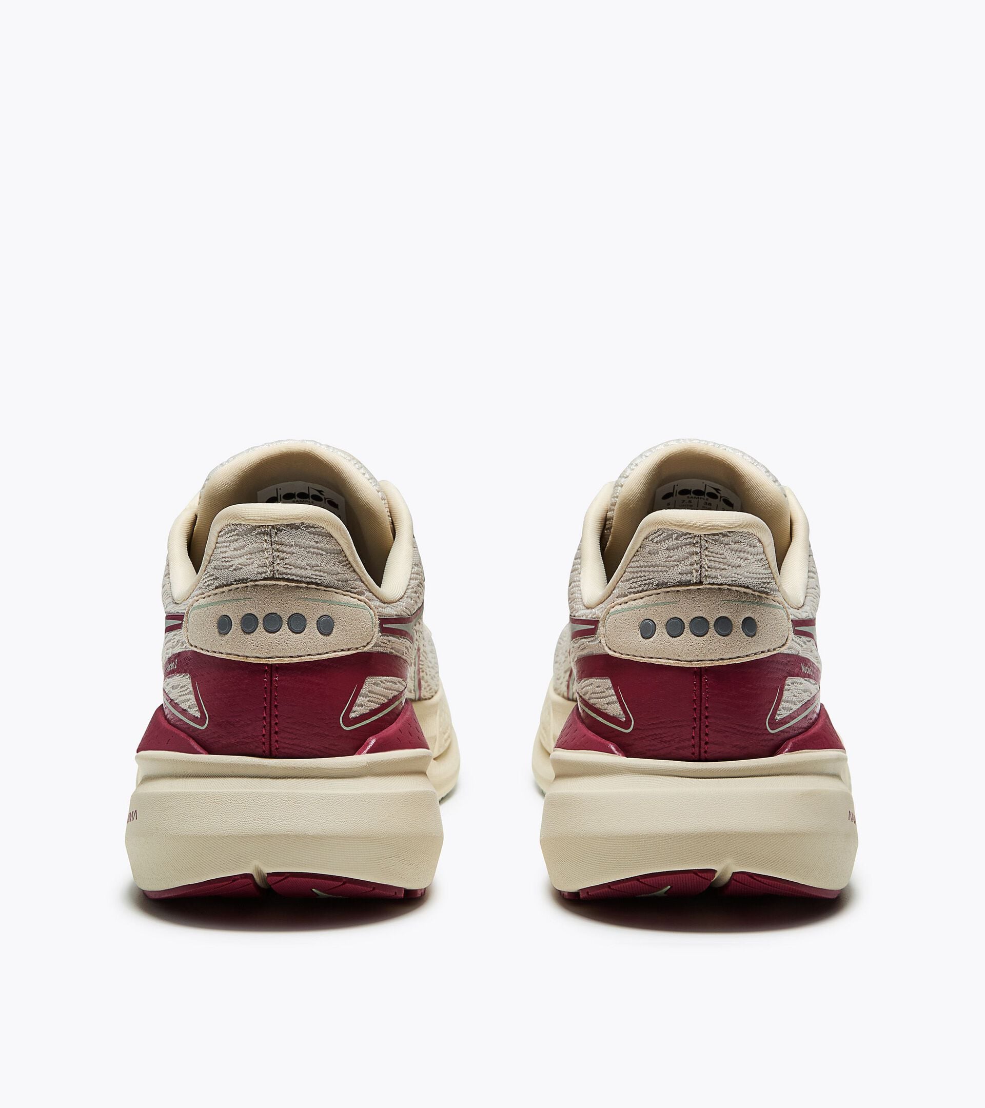 Running shoe - Comfort and stability - Women&rsquo;s NUCLEO 2 W ALMOND MILK /EARTH RED - Diadora