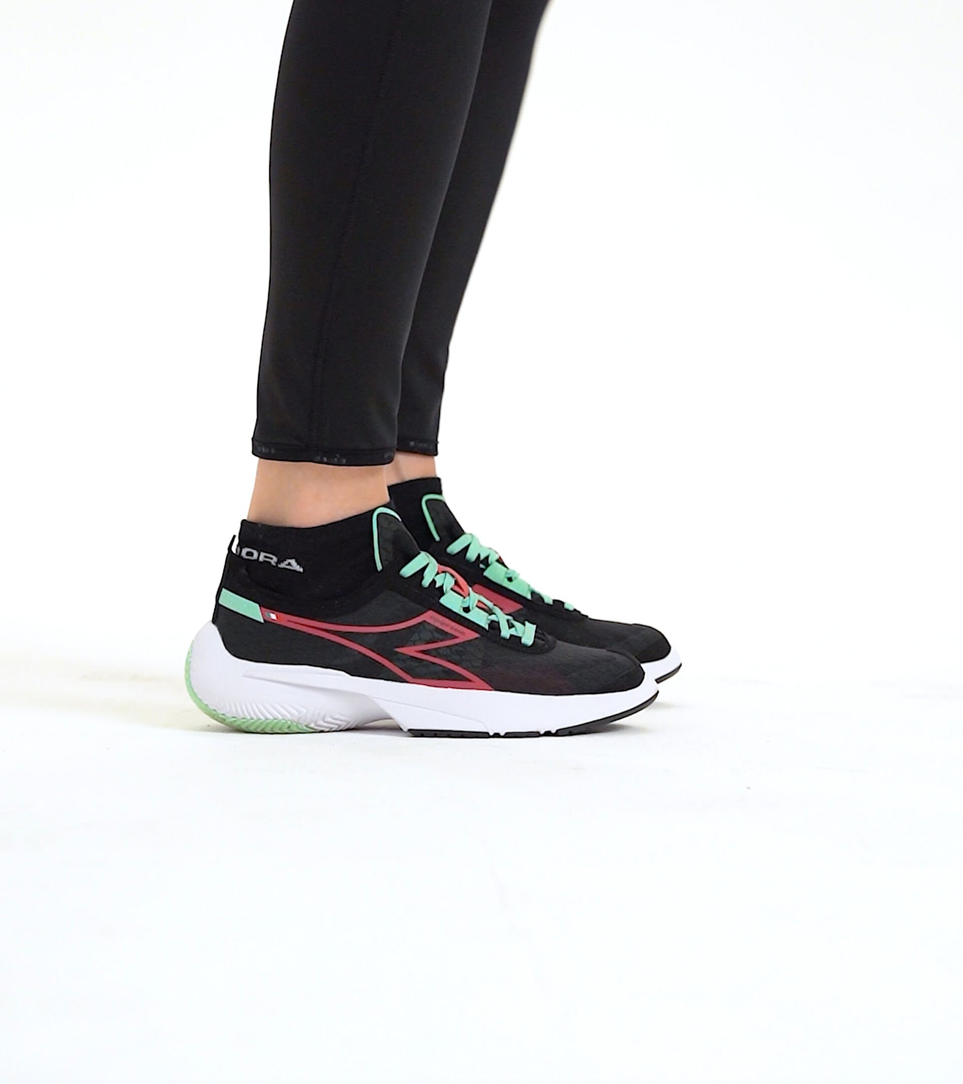 Footwear Sport DONNA EQUIPE CORSA W BLACK/JAZZY/WHITE Diadora