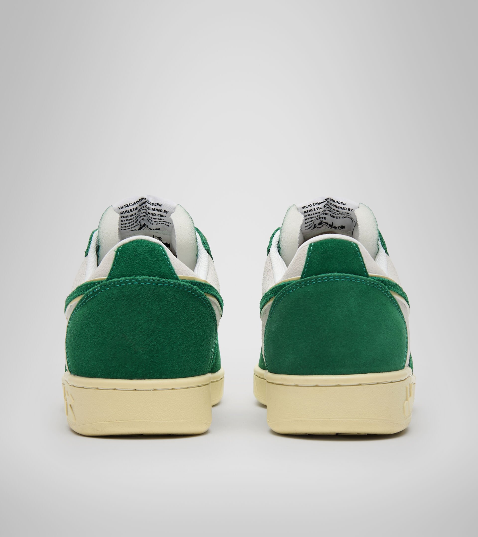 Sports shoes - Unisex MAGIC BASKET LOW SUEDE LEATHER AMAZON/WHITE - Diadora