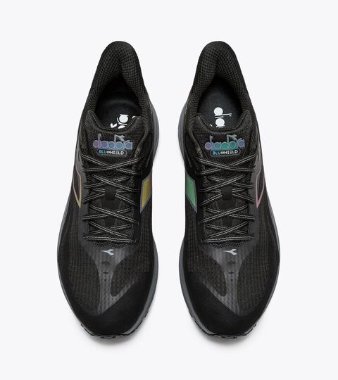 MYTHOS BLUSHIELD 9 VORTICE HIP, BLACK/BLACK Running shoe with reflective details - Cushioning and protection - Men’s MYTHOS BLUSHIELD 9 VORTICE HIP BLACK/BLACK - Diadora
