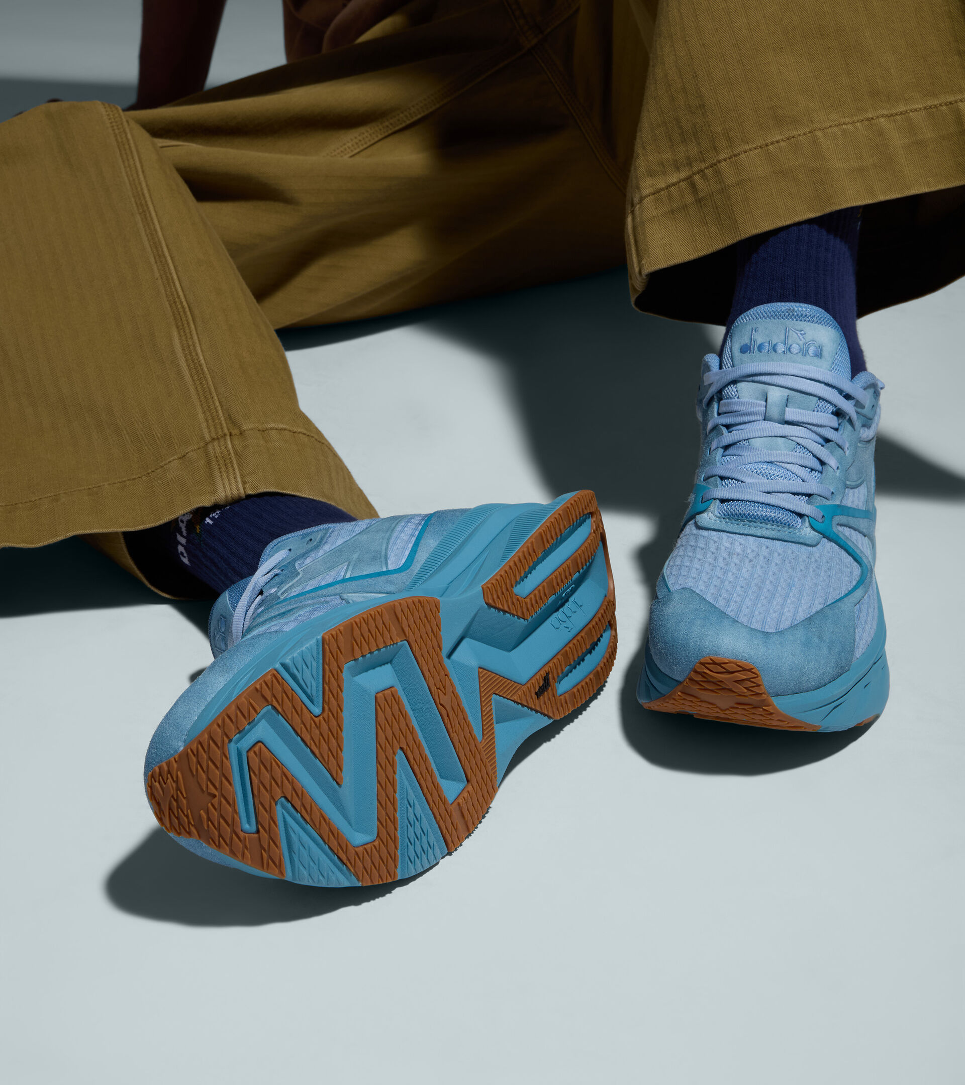 Sportlicher Sneaker - Archivdesign - F&uuml;r alle Geschlechter V7000 DIP DYE ADRIATISCHES BLAU - Diadora
