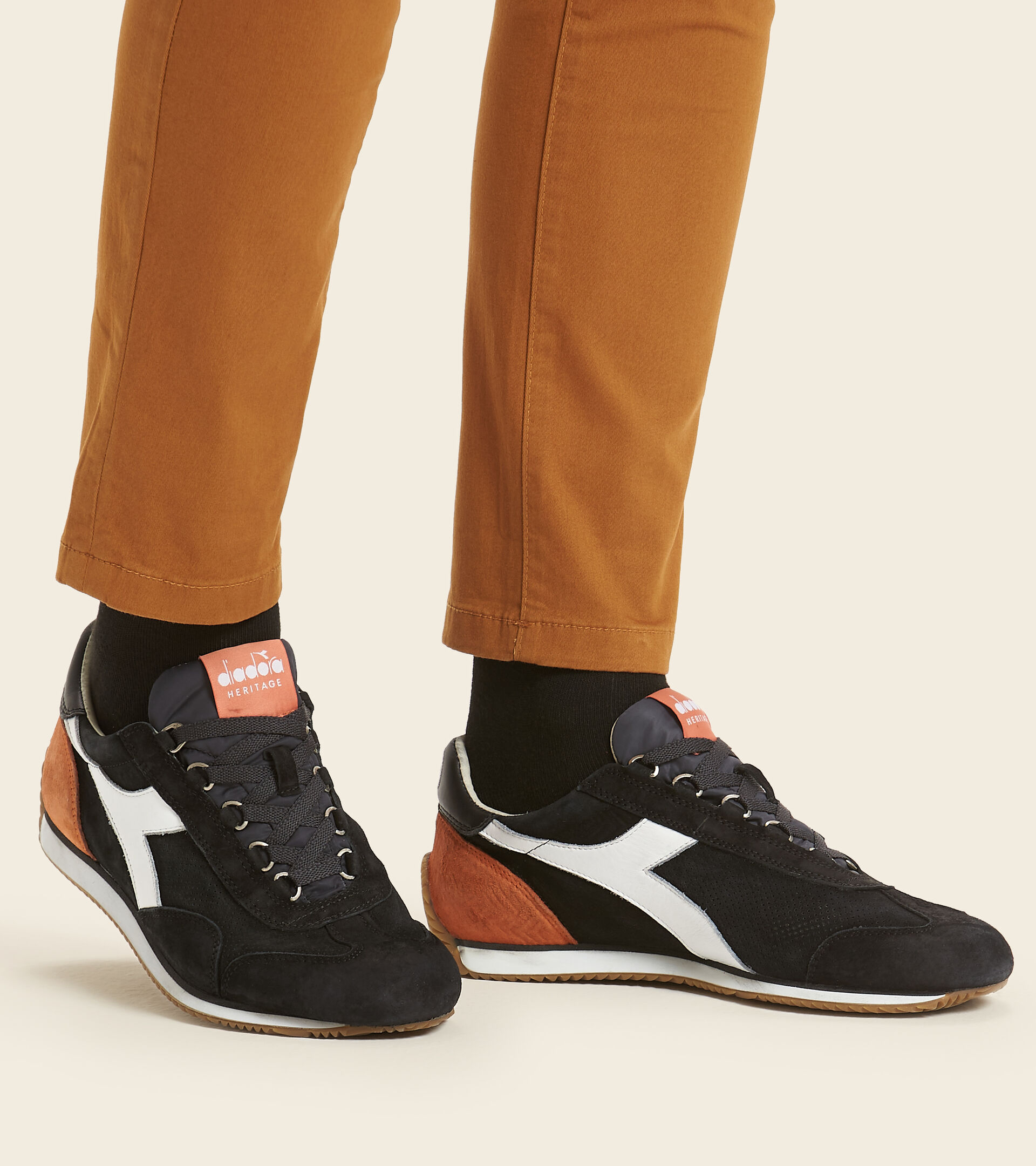 Heritage shoe - Unisex EQUIPE SUEDE SW BLACK PHANTOM - Diadora