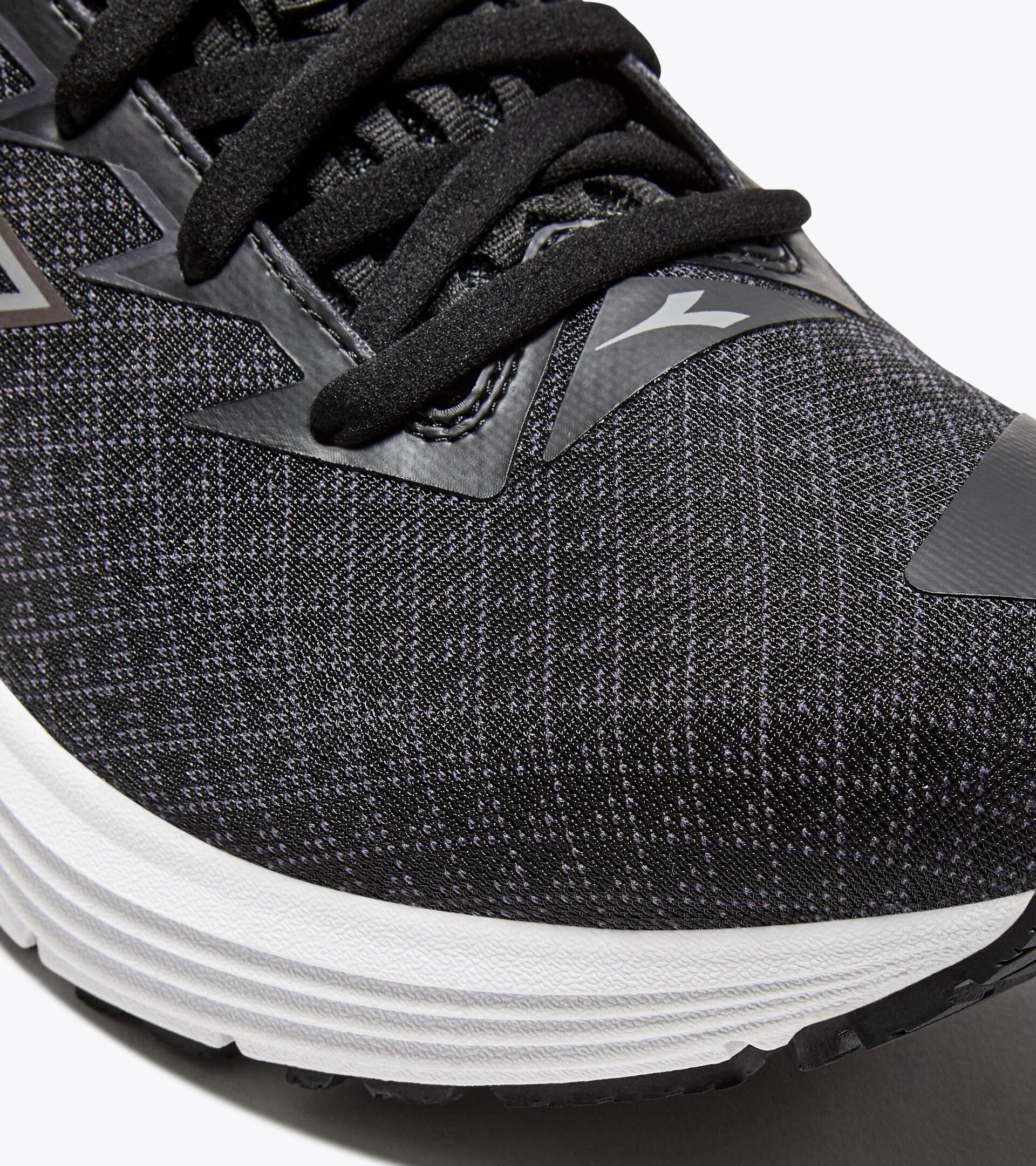 Running shoe with reflective details - Cushioning and protection - Men’s
MYTHOS BLUSHIELD 10 VORTICE HIP BLACK/WHITE (C7406) - Diadora