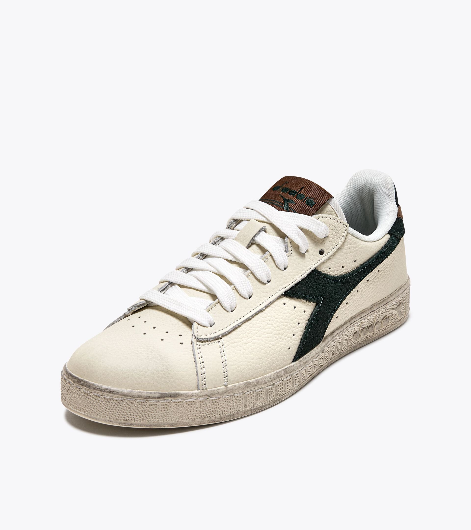 Sporty sneakers - All-Gender GAME L LOW WAXED SUEDE POP SCARAB - Diadora